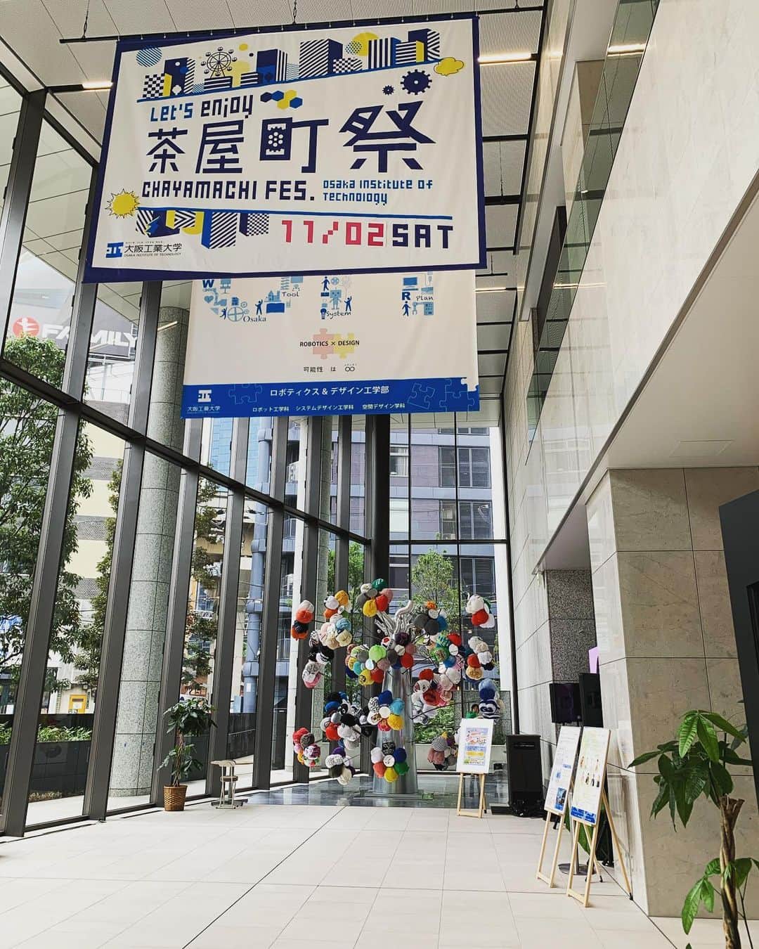 河田直也さんのインスタグラム写真 - (河田直也Instagram)「「思い出のいらんTシャツアートツリー」大阪工業大学梅田キャンパス一階で展示中！僕も思い出のペンギンTシャツを提供しました😁 #ちちんぷいぷい #Tシャツアート #大阪工業大学梅田キャンパス  #大宮エリー #世界一周Tシャツ #ガラパゴスペンギン」10月29日 21時51分 - kawatanaoya0423