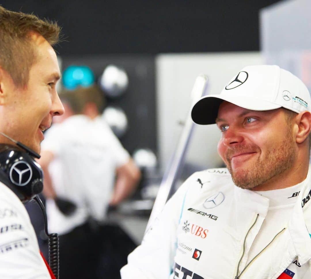 MERCEDES AMG PETRONASさんのインスタグラム写真 - (MERCEDES AMG PETRONASInstagram)「Find someone who looks at you the way @valtteribottas looks at Antti! 🤩 • #MercedesAMGF1 #Mercedes #F1 #VB77 #PETRONASmotorsports」10月29日 20時21分 - mercedesamgf1