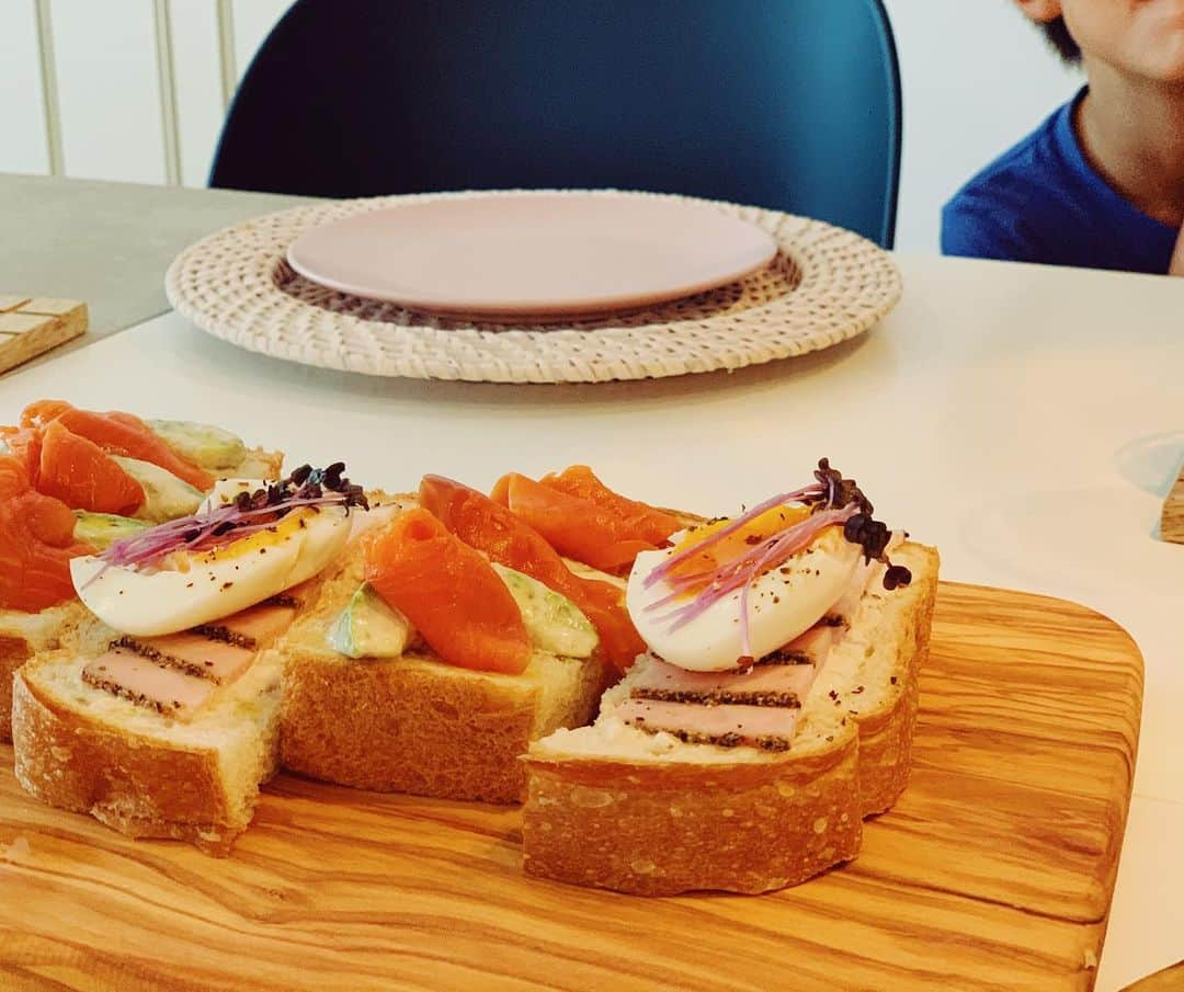 村上沙織さんのインスタグラム写真 - (村上沙織Instagram)「ランチにはカラフルなオープンサンド🥪😋オレンジとイチヂクのも作りたかったのにスペースオーバーでした😝🖐🏻 ・ お友達から頂いたあれやこれやの食材が役立ってカラフルなhappylunchになりました💋 #オープンサンドランチ #オープンサンド#おうちらんち #ikea#cutipol #ニトリ」10月29日 20時36分 - rosysaorimonster