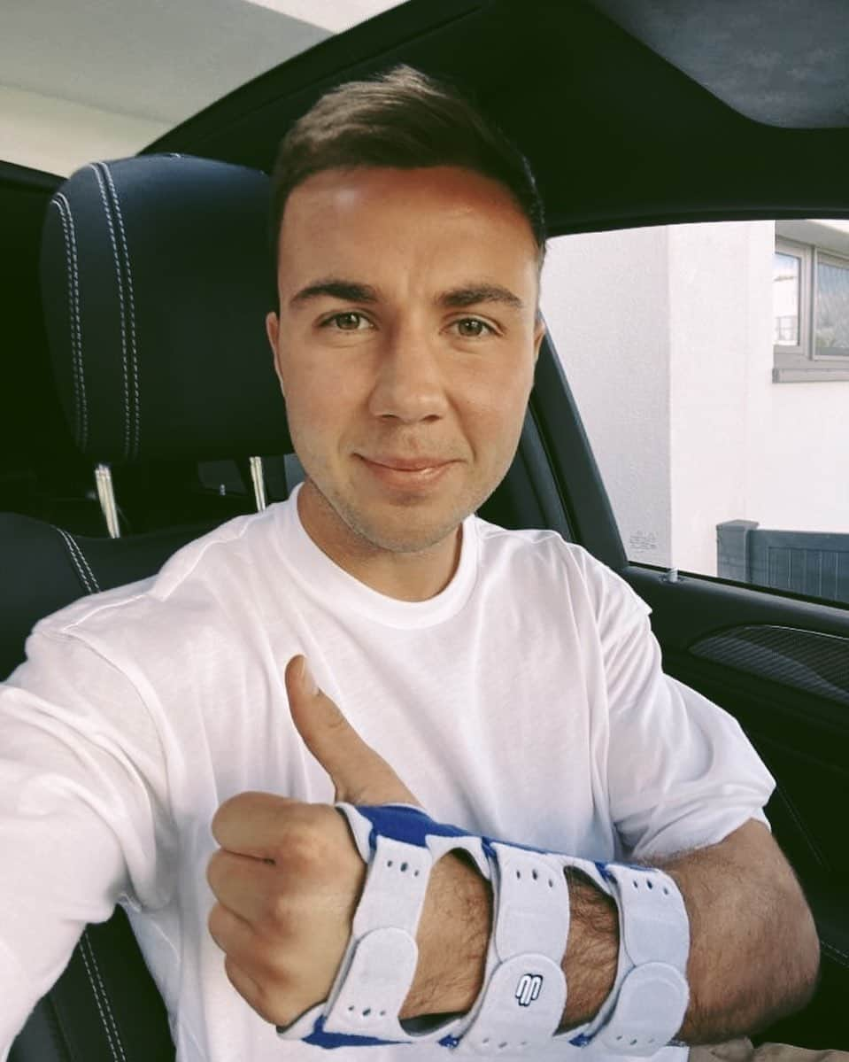 マリオ・ゲッツェさんのインスタグラム写真 - (マリオ・ゲッツェInstagram)「I have suffered a hairline fracture in the ulna and a stretched ligament in the left wrist.  Nevertheless I can still play tomorrow 💪🏼 We have to fight to reach the next round in the @dfb_pokal」10月29日 20時30分 - mariogotze