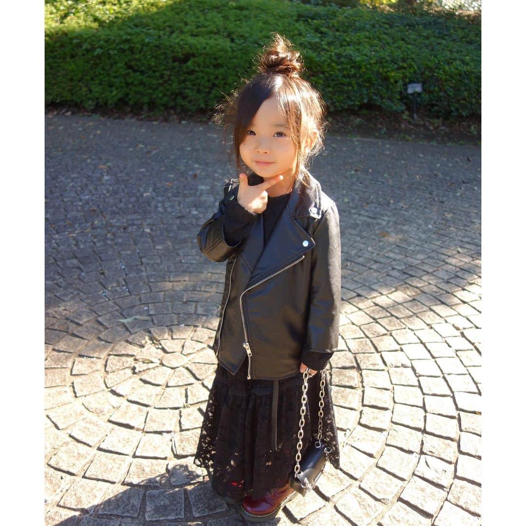Saraさんのインスタグラム写真 - (SaraInstagram)「. coordinate♡ . @smooch_kids さんのワンピで 大人っぽく👠 . ずっと探していた blackのレースワンピ🖤 . jacket ▶︎ #ciaopanictypy  one-piece ▶︎ #smooch boots ▶︎ #sesto  bag ▶︎ #stradivarius . .  #ootd #kids #kids_japan #kids_japan_ootd #kjp_ootd #kidsfahion #kidscode #kidsootd #kidswear #キッズコーデ #キッズファッション #レースワンピ #ライダース #スムーチ」10月29日 20時31分 - sarasara718