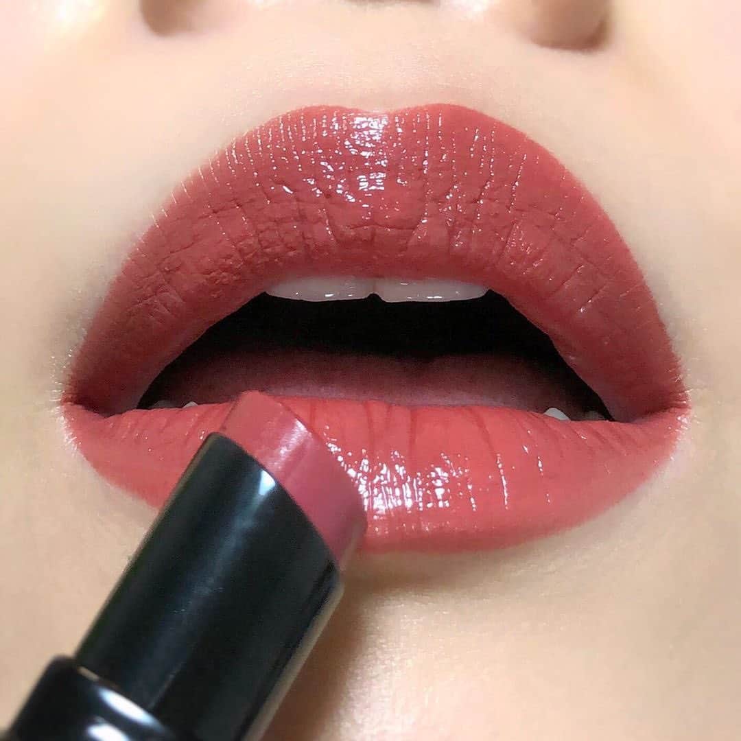 ボビイブラウンさんのインスタグラム写真 - (ボビイブラウンInstagram)「Claret Luxe Shine Intense Lipstick is the perfect shade when you can’t decide between wearing a red, a berry, or a nude lip.  Pc: @bbpro_jp_saki」10月29日 20時34分 - bobbibrown