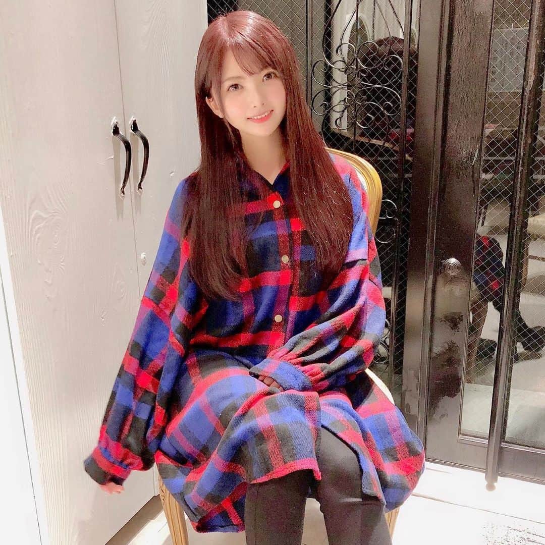 岡田栞奈のインスタグラム：「ヘアメンテナンス行ってきた💓 ・ ・ このオーバーシャツ めっちゃ周りに好評でうれしい🥺✨ 私的に形がお気に入りなのっっ @1you_official_1 のだよ💓💓💓 かなさん(@kanaful )のアパレルショップで GETしたヽ(*＾ω＾*)ﾉわーい #今日のコーデ #1you #オーバーシャツ #チェックシャツ #お気に入り」