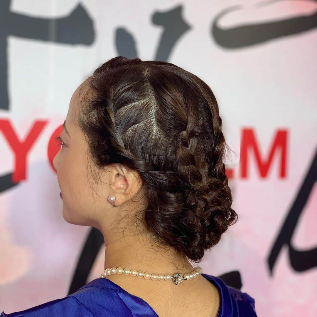 レイチェル・チャンさんのインスタグラム写真 - (レイチェル・チャンInstagram)「Hair stylist and salon owner Chiyuki has been doing my make up and hair setting for the red carpet every year! 毎年、東京国際映画祭のレッドカーペットの際にヘアメイクをしてくれるちゆきさん♪毎月髪を切ってもらう仲なので緊張感のある現場も癒されてお仕事に集中出来ます。 #tiffjp #redcarpet #redcarpetinterview #hairstyle #film #東京国際映画祭　#レッドカーペット　#billingualemcee #バイリンガルアナウンサー #バイリンガルMC #映画　#ヘアメイク　#somarta #ソマルタ」10月29日 20時54分 - rachelchanjpn