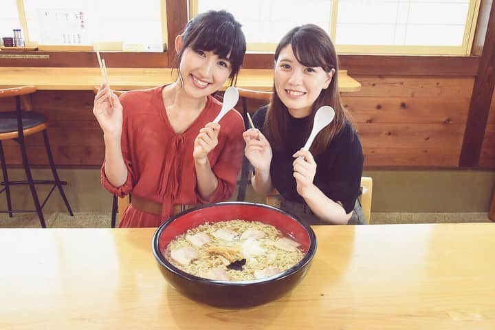 のインスタグラム：「*庄内小僧11月号 発売中です* ⠀ 今月はラーメン特集♡ 連載「女子ナビ」では鶴岡市藤島の #飛来ラーメン さんに伺ってきました！ ⠀ 満腹保証で大盛り無料という食いしん坊万歳なこのお店。写真のメガ盛りも、追加料金なしなのです🥺✨ ⠀ 個人的に背脂を自分で好きなだけ足せるところも嬉しかったです🤤💓 ⠀ 身体に嬉しいこだわりのラーメン、とってもお美味しかったです！ごちそうさまでした♬ ⠀ 新型タントカスタムをお得に購入できる誌面限定キャンペーンも掲載されています😊 ⠀ 庄内小僧11月号、ぜひお手にとってみてください🤝♡ ⠀ ⠀ #庄内小僧 #女子ナビ #飛来ラーメン藤島店 #飛来ラーメン #満腹保証飛来ラーメン #食欲の秋 #鶴岡市 #藤島 #山形ラーメン #松浦彩」