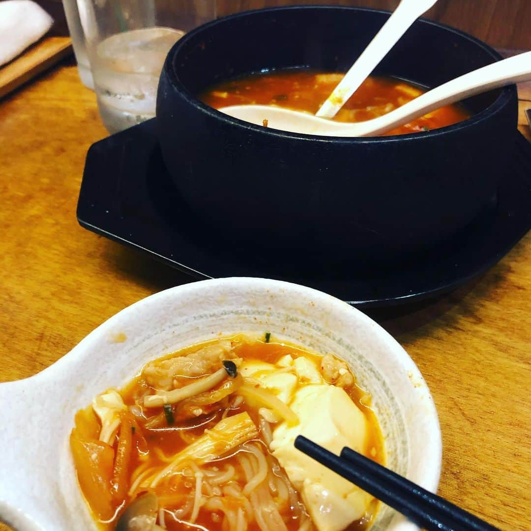 黒田愛美さんのインスタグラム写真 - (黒田愛美Instagram)「ひとりで居酒屋で夕飯食べる女。 @ホテル近くの焼鳥屋さん🥢 （焼鳥なんだけどあったまりたくてとりあえずキムチチゲ頼んだ😄） こっちに来て、 割と夕飯外で一人で食べてるけど、 考えたら、日本で一人で外食はした事なかった‼️ 理由は２つ😊 予定が入ってないなら、 1️⃣きなこ🐶いるから基本早く帰って一緒にいてあげたい。 2️⃣ヘルシーなもの食べたいから基本自炊がベスト。 まぁ、たまにはいっか？ んーー、けどやっぱりひとり飯は寂しいかな。。 寂しいくせに、ヘルシーじゃないし笑 #ひとり飯 #上海 #あと数日 #ちょい疲れてきた #日本語聞くとほっとする #周りで日本語喋ってる人とりあえず全員友達になりたい笑 #美容アンチエイジング専門医 #黒田愛美」10月29日 20時50分 - kurodaaimi