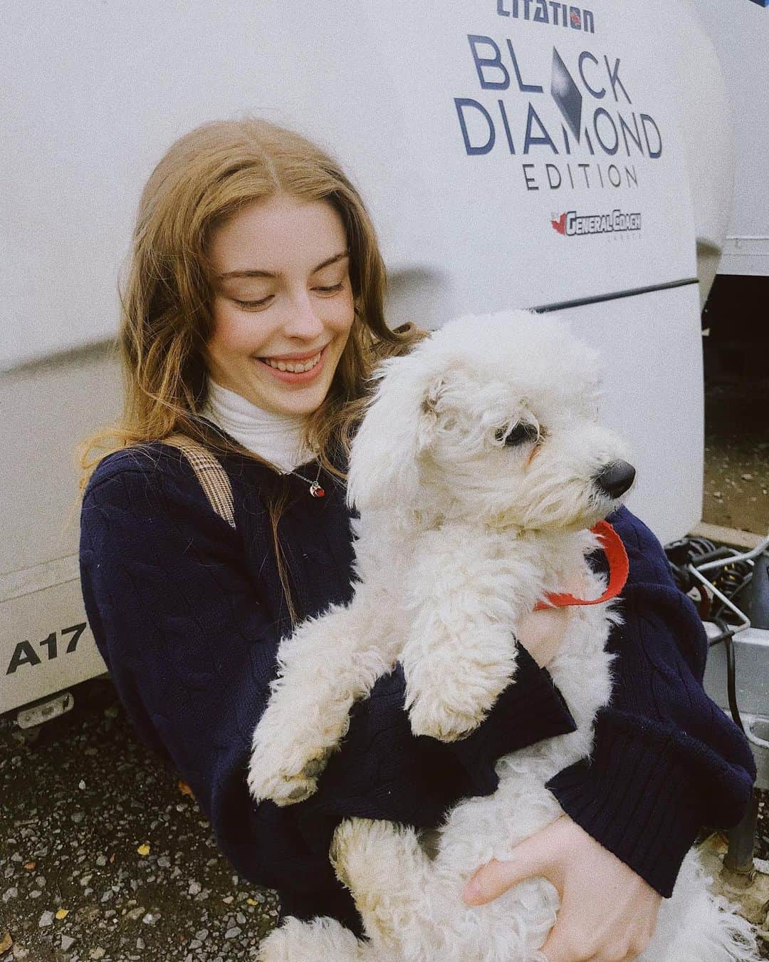 Amelia Gethingのインスタグラム：「Having dogs on set is my favourite thing ever. Living👏🏻the👏🏻dreamm👏🏻」