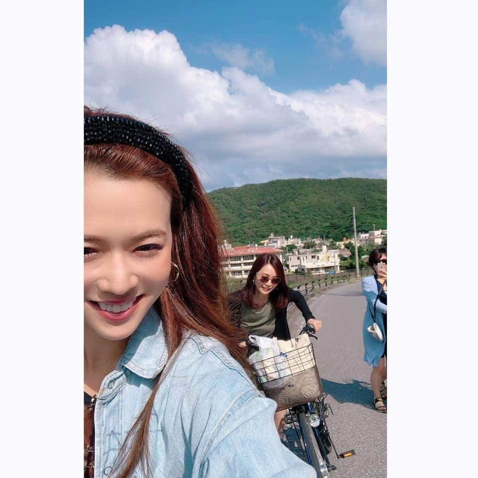 本田珠規さんのインスタグラム写真 - (本田珠規Instagram)「女子三人旅💓 . 最高！って何回言ったかな？✨ . . 実は、このビーチに辿り着くまでの道のりは、 なが～いなが～い坂を登って下ってという、 炎天下の中、なかなかの過酷さでした😅 . 大変だった分、 最高に綺麗なビーチが見えた時の感動は 忘れられない🏖️ . #女子旅#沖縄旅行#最高 #レンタサイクル #慶良間諸島#古座間味ビーチ  #座間味島 #okinawatrip#okinawajapan#okinawa  #trip」10月29日 20時56分 - tamaki_honda_oscar