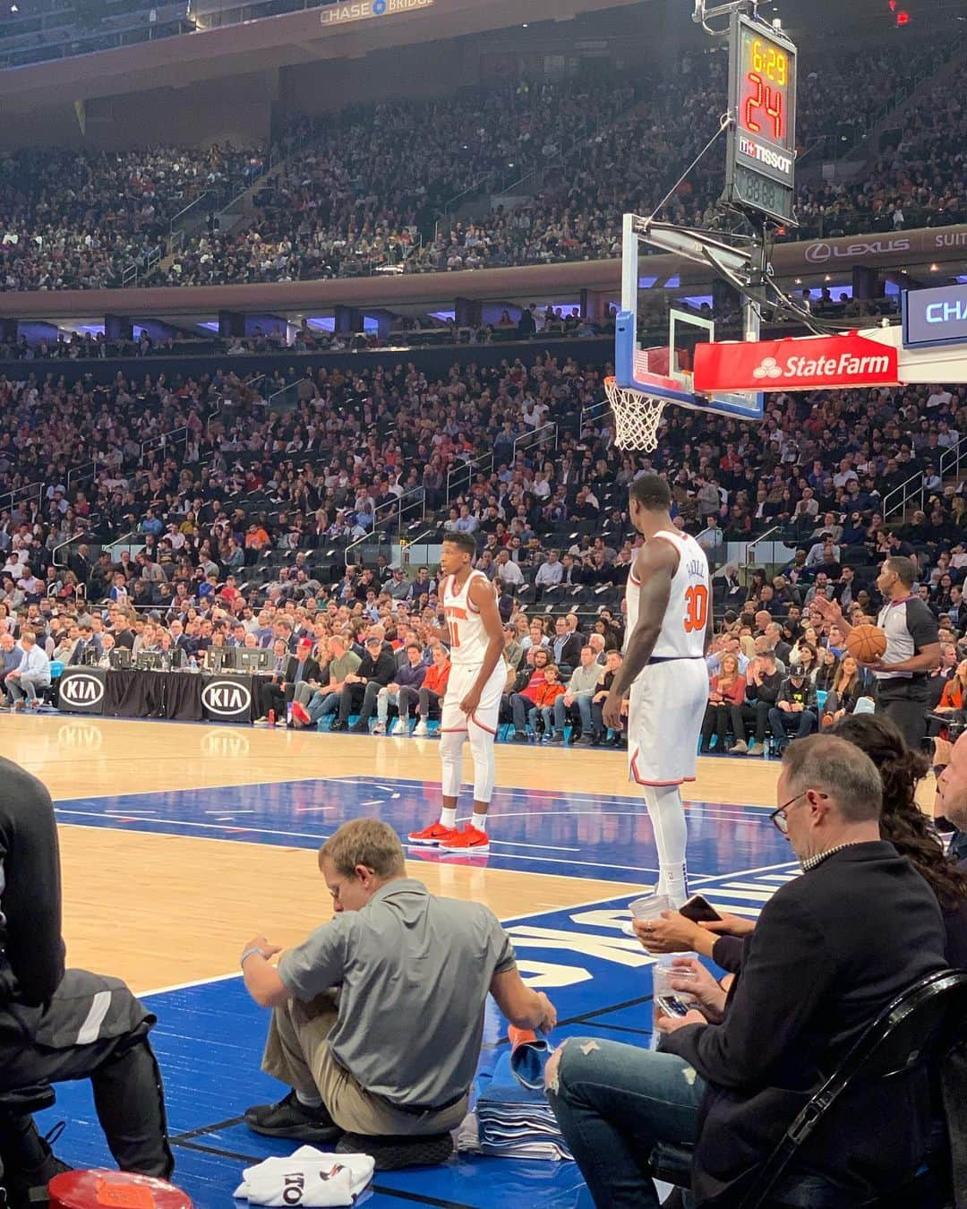 大日方久美子さんのインスタグラム写真 - (大日方久美子Instagram)「・ NYラストナイトはNBA🏀観戦へ！ ・ 滞在中にホームゲームがあることがラッキーすぎるのにまさかのフロントシートで観戦できて興奮冷めやらず！！！ ・ New York Nicks控え選手の斜め後ろだったから、選手が立ち上がるとコートが見えないという誤算もむしろ嬉しかったりして😂 ・ New York Nicks が接戦の末、見事僅差で勝利した瞬間はビールもポップコーンも吹っ飛ぶくらい嬉しかった！！でも1番素敵だと思った選手はブルズの背番号0 コビーホワイト！子供たちにも唯一サインをしていて優しいだけじゃなく、めっちゃポイントセッター！ 次はブルズ側で観たいな😍 ・ バレエでNYに引き寄せてくれた @nozo0806 と 「こんなチャンスは中々ないから2人で観ておいでよ！！」とチケットを取ってくれた彼に @foxco_kaori と2人で乾杯🍻したよ！ ・ ちなみに、フロントシートエリアはドリンクもフードもその場でオーダーできてとても便利でした！ ・ ・ #kumitravelstyle  #nba  #newyorknicks  #ニューヨークニックス #背が高いじゃなくて #デカイがしっくりきた #選手が立つと壁だった」10月29日 21時03分 - kumi511976