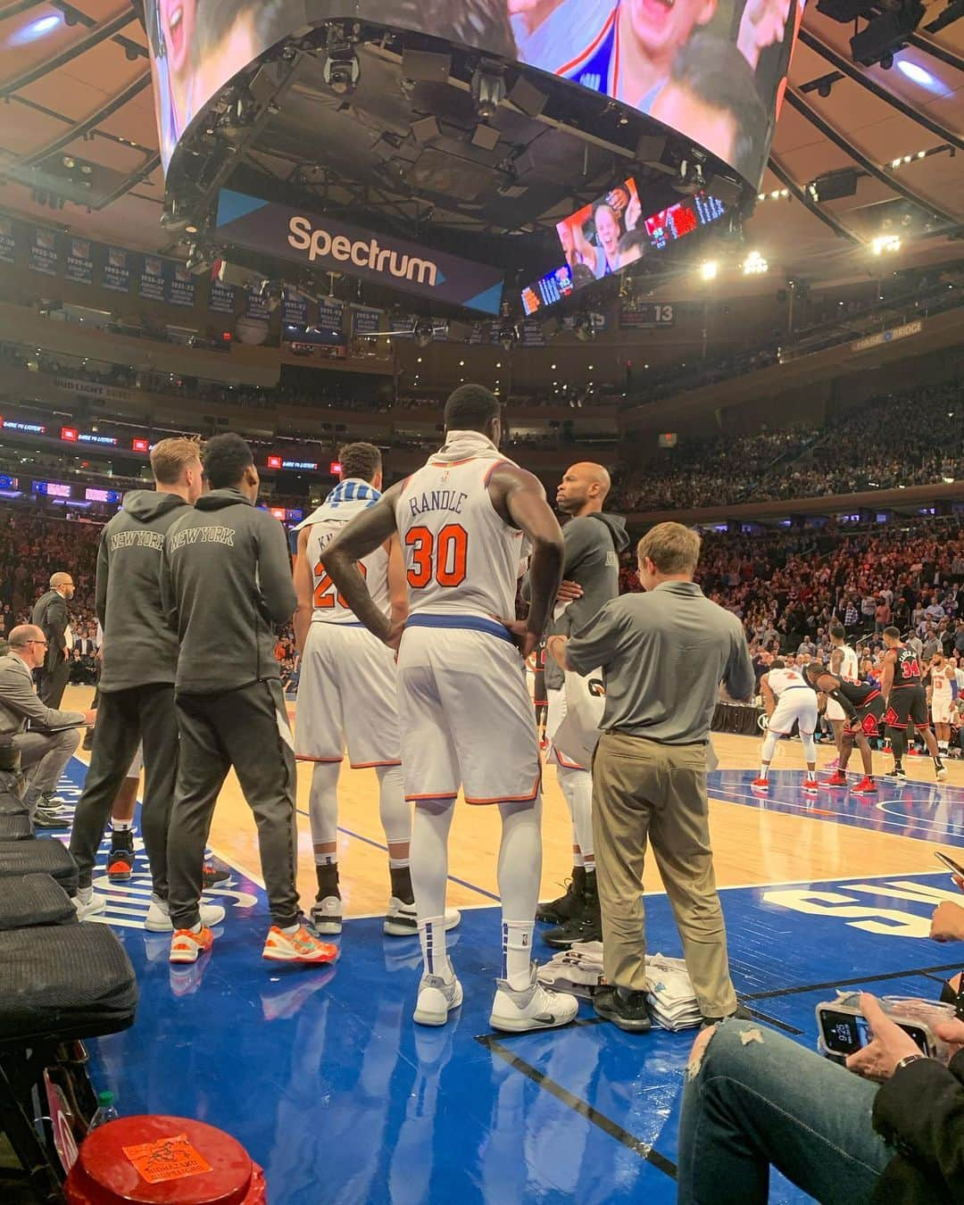 大日方久美子さんのインスタグラム写真 - (大日方久美子Instagram)「・ NYラストナイトはNBA🏀観戦へ！ ・ 滞在中にホームゲームがあることがラッキーすぎるのにまさかのフロントシートで観戦できて興奮冷めやらず！！！ ・ New York Nicks控え選手の斜め後ろだったから、選手が立ち上がるとコートが見えないという誤算もむしろ嬉しかったりして😂 ・ New York Nicks が接戦の末、見事僅差で勝利した瞬間はビールもポップコーンも吹っ飛ぶくらい嬉しかった！！でも1番素敵だと思った選手はブルズの背番号0 コビーホワイト！子供たちにも唯一サインをしていて優しいだけじゃなく、めっちゃポイントセッター！ 次はブルズ側で観たいな😍 ・ バレエでNYに引き寄せてくれた @nozo0806 と 「こんなチャンスは中々ないから2人で観ておいでよ！！」とチケットを取ってくれた彼に @foxco_kaori と2人で乾杯🍻したよ！ ・ ちなみに、フロントシートエリアはドリンクもフードもその場でオーダーできてとても便利でした！ ・ ・ #kumitravelstyle  #nba  #newyorknicks  #ニューヨークニックス #背が高いじゃなくて #デカイがしっくりきた #選手が立つと壁だった」10月29日 21時03分 - kumi511976