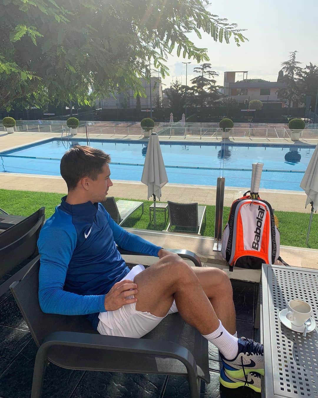 ボージャン・クルキッチのインスタグラム：「Un poquito de tenis para disfrutar de la mañana... ¡Cualquier opción es buena con tal de activar un poco el cuerpo! 🎾💪🏻 #deportecomoestilodevida // A bit of tennis to enjoy my morning… Any excuse to move your body is a good one! 🎾💪🏻 #sportasalifestyle」