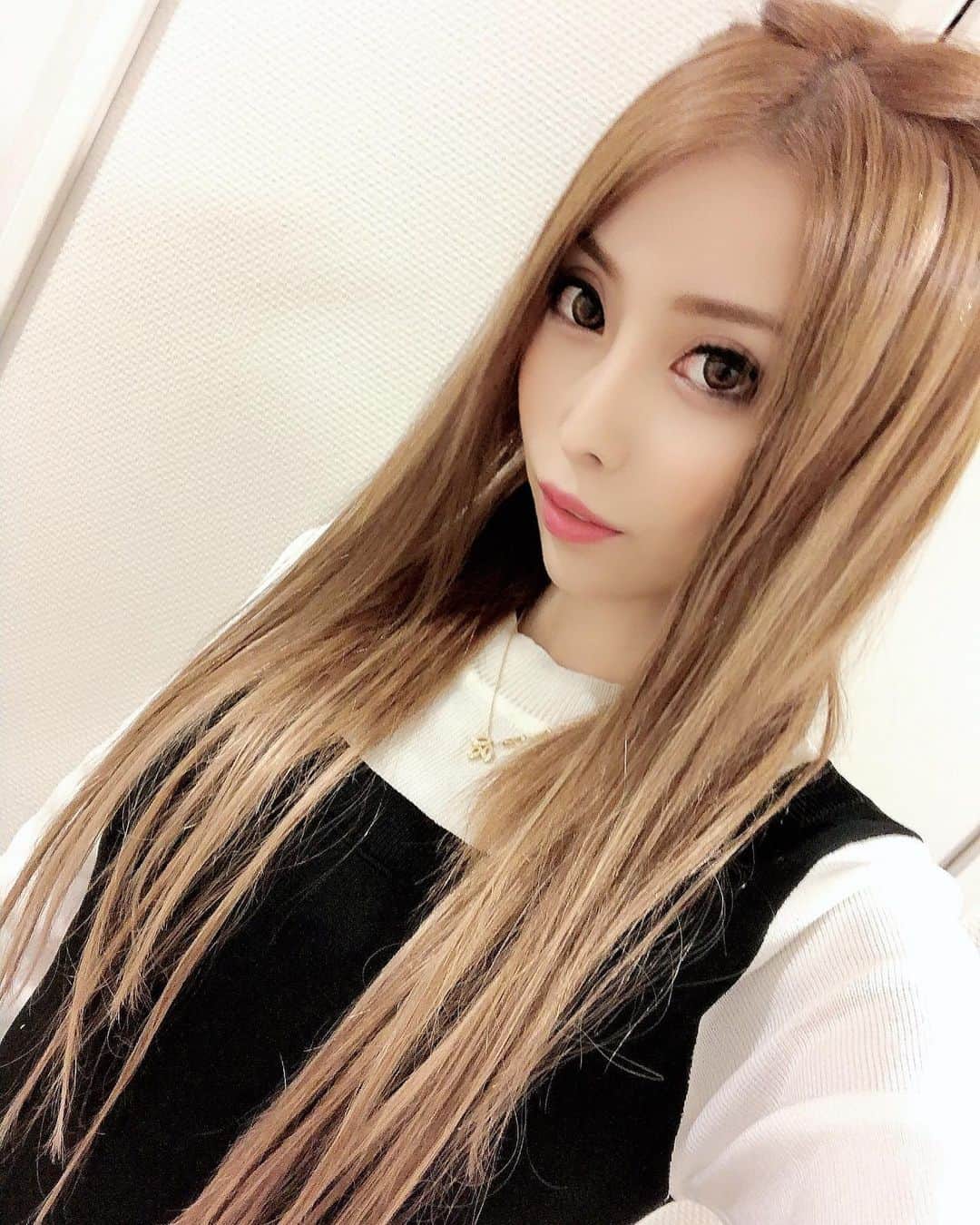 高橋沙弥華のインスタグラム：「これ1枚のワンピース👗（白いニットの上から黒いの着てるように見えない？🤔） 丈長い方にした🥺楽ちん❤  あと裾がキュッてなってるスウェット😍  前の投稿含めて4日分のトータルコーデできて2万😳安い💓  @lapin_officialsite さん、生地もペラペラじゃなくて、プチプラお洋服いっぱい😍  #プチプラコーデ #韓国ファッション @lapin_officialsite #セレクトショップ #お洒落 #コスパ #秋冬 #ワンピース👗 #👗 #スウェット #トレーナー」