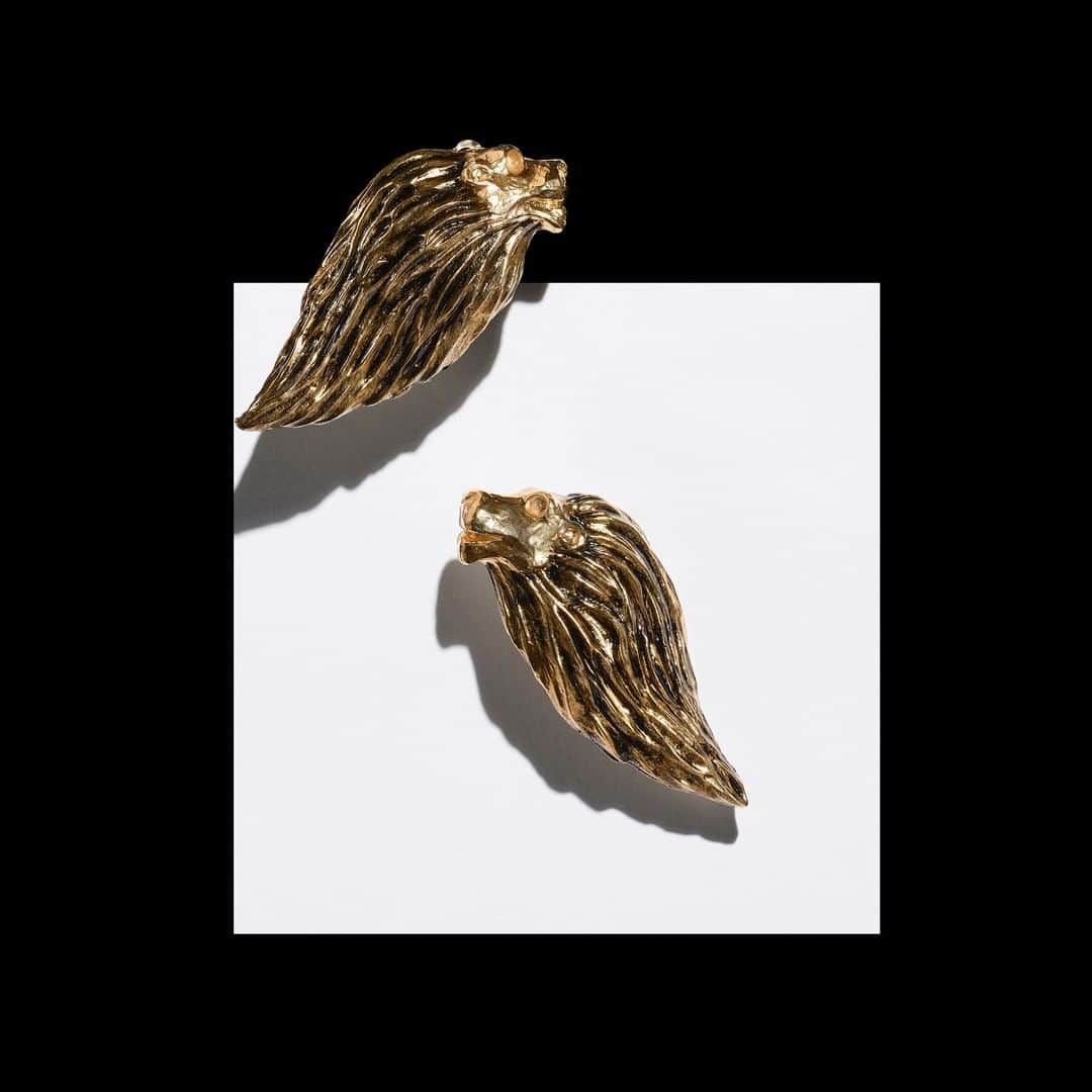 グーセンス パリのインスタグラム：「Lion earrings from the GOOSSENS X HARUMI KLOSSOWSKA DE ROLA collaboration . #📸 by @saillantolivier . . #goossens #harumiklossowskaderola #lion #earrings #jewels #brass #gold#rockcrystal」