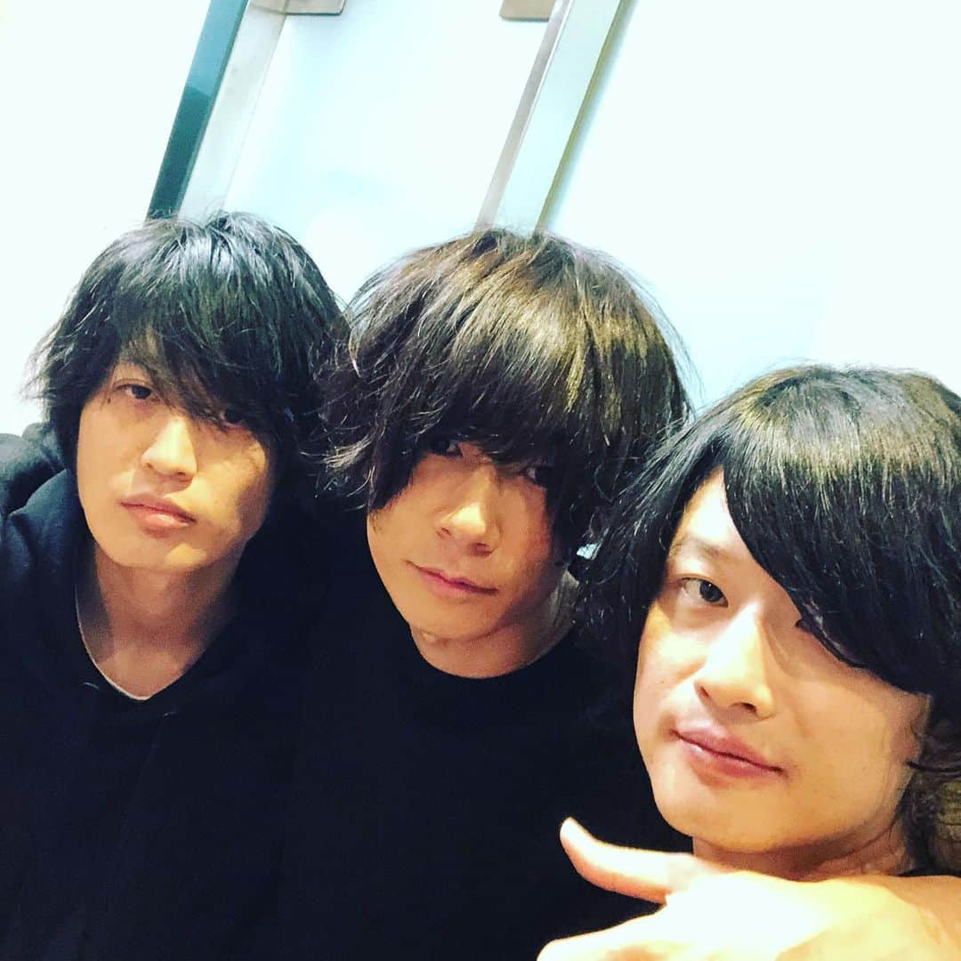 [ALEXANDROS]さんのインスタグラム写真 - ([ALEXANDROS]Instagram)「📻 10時から生放送  でまーす  まー洋ひろ  #sol #gyao」10月29日 21時20分 - alexandros_official_insta