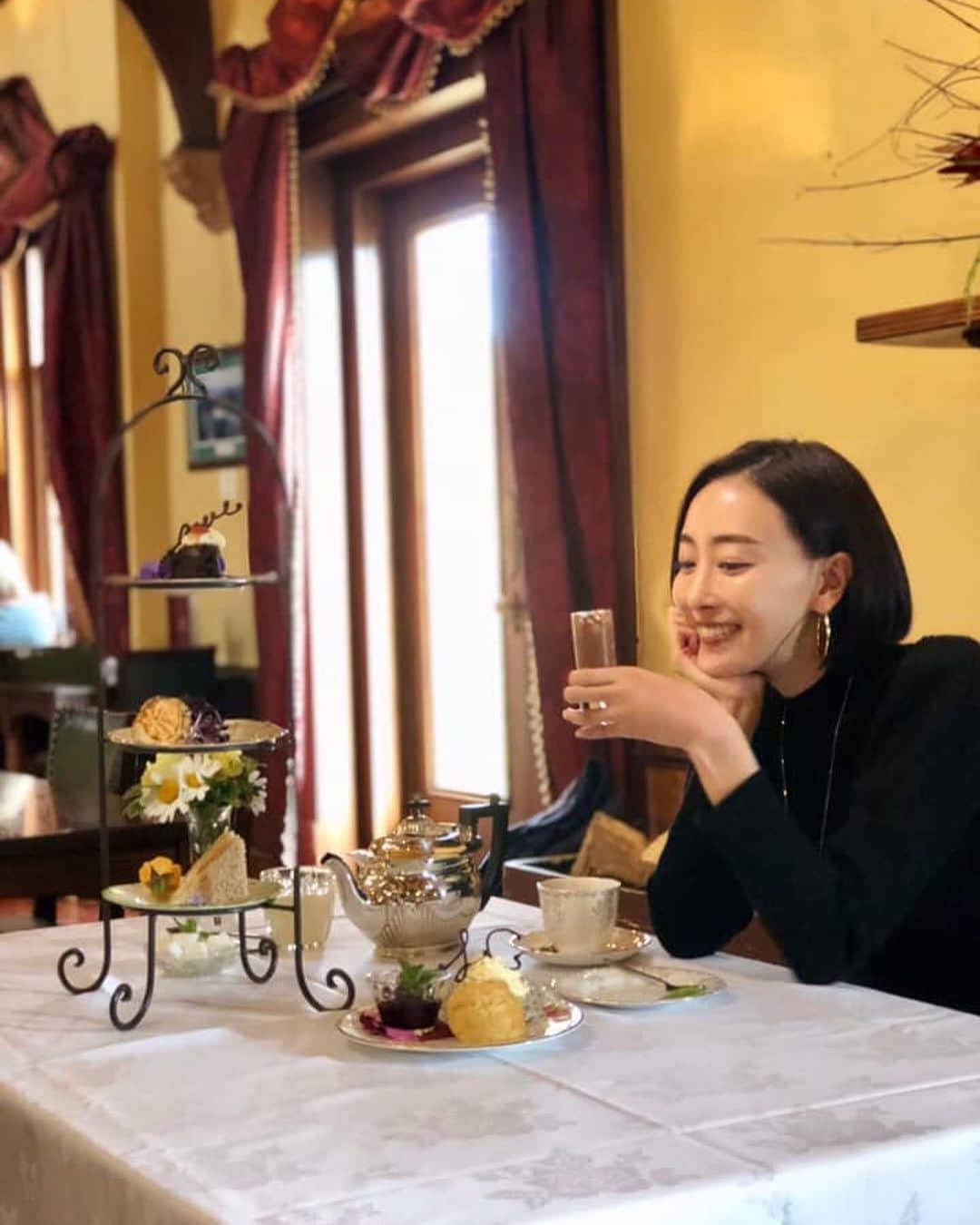 のインスタグラム：「@maipu0125  #ラーナック城 は見学だけではなく、なんと！かつて大広間として使われていた空間がカフェになっていて、#ランチ やアフタヌーンティーを楽しむことができます😆ゴージャスなお城で優雅なひと時…お姫様のような気分を体験できました😭💠✨ #サンドイッチ やデザートもとっても美味しかったですよ！！ _ #お城 で #カフェタイム  #アフターヌーンティー #デザート #優雅なひととき #お姫様気分 #Larnach Castle #ダニーデン #ニュージーランド #newZealand _ #ABCテレビ #朝日放送テレビ #朝だ生です旅サラダ #旅サラダ #旅サラダガールズ  #渡辺舞 #女優 #モデル  #生放送 #土曜 #朝8時 #海外 #旅 #travel #trip」