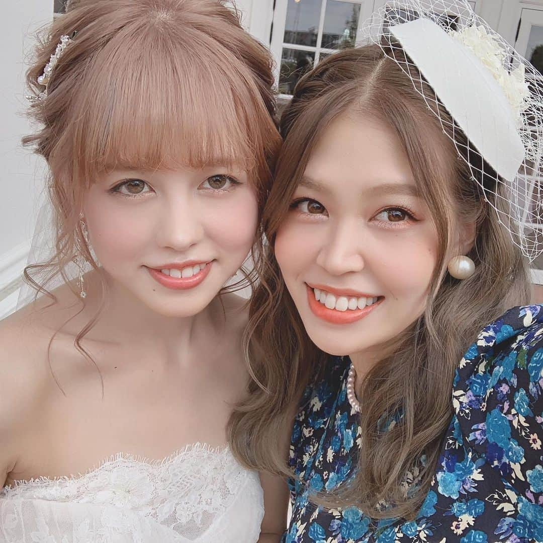 吉岡久美子さんのインスタグラム写真 - (吉岡久美子Instagram)「吉岡三姉妹の長女が #令和婚 をして先日 #結婚式 をしました👰💍 、 妹と #お揃い にしたよ！ 、 家族だけの式だったんだけど 本当に幸せが溢れてて、 この家族が世界一大好きだなって実感しました。 いっぱい笑って、感動して泣けて 最高の時間を過ごしました。 、 一つ上のお姉ちゃんとは 昔から双子と思われてたくらい ずっと一緒で特に大きな喧嘩もしたことなく 親友のような存在です。☺️ 、 ずっと私の活動も応援してくれてて 待ち受けもつぼみ大革命だったり、 テレビやSNSは必ずチェックしてくれてます😭✨ 式でも入場に「パッパラPARTY」がかかったり 「あなたに決めました」がかかったり、 ほんとびっくりしました😂💞 、 ありがとうお姉ちゃん☺️ これからも変わらずよろしくね！ 幸せいっぱいの家族を作ってね！ 大好きー！！！！ 、 、 #ブライズメイドドレス  #ブライズメイド  #ウエディングドレス  #ウエディング #ウエディングヘア  #ウエディングフォト  #家族婚 #家族挙式  #姉妹 #三姉妹 #トーク帽 、 #つぼみ大革命  #吉本 #よしもと  #アイドル  #instagood #いいね  #フォロー #ふぉろーみー  #フォローミー #フォロー希望」10月29日 21時17分 - kuunyaaan