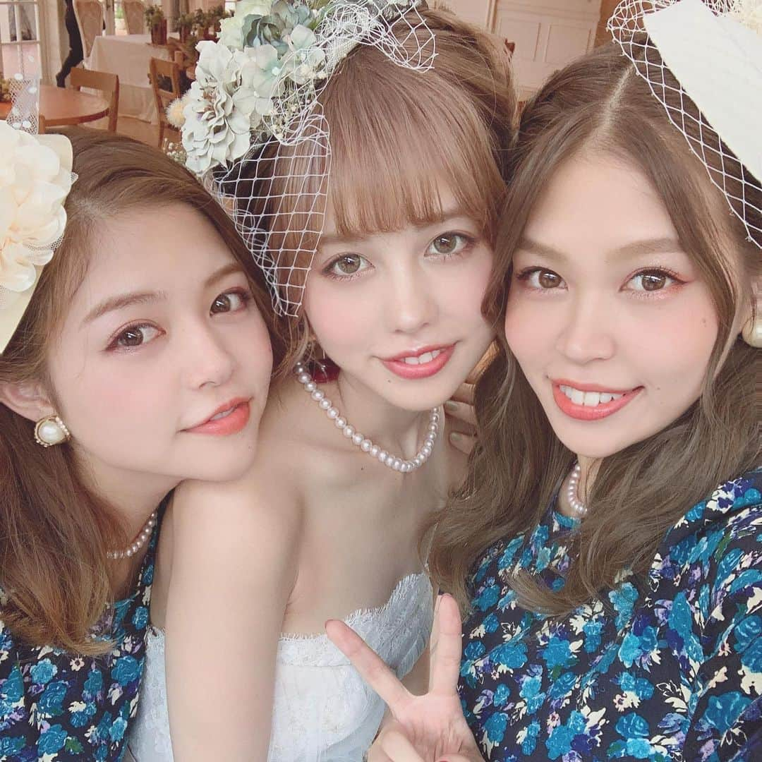 吉岡久美子さんのインスタグラム写真 - (吉岡久美子Instagram)「吉岡三姉妹の長女が #令和婚 をして先日 #結婚式 をしました👰💍 、 妹と #お揃い にしたよ！ 、 家族だけの式だったんだけど 本当に幸せが溢れてて、 この家族が世界一大好きだなって実感しました。 いっぱい笑って、感動して泣けて 最高の時間を過ごしました。 、 一つ上のお姉ちゃんとは 昔から双子と思われてたくらい ずっと一緒で特に大きな喧嘩もしたことなく 親友のような存在です。☺️ 、 ずっと私の活動も応援してくれてて 待ち受けもつぼみ大革命だったり、 テレビやSNSは必ずチェックしてくれてます😭✨ 式でも入場に「パッパラPARTY」がかかったり 「あなたに決めました」がかかったり、 ほんとびっくりしました😂💞 、 ありがとうお姉ちゃん☺️ これからも変わらずよろしくね！ 幸せいっぱいの家族を作ってね！ 大好きー！！！！ 、 、 #ブライズメイドドレス  #ブライズメイド  #ウエディングドレス  #ウエディング #ウエディングヘア  #ウエディングフォト  #家族婚 #家族挙式  #姉妹 #三姉妹 #トーク帽 、 #つぼみ大革命  #吉本 #よしもと  #アイドル  #instagood #いいね  #フォロー #ふぉろーみー  #フォローミー #フォロー希望」10月29日 21時17分 - kuunyaaan