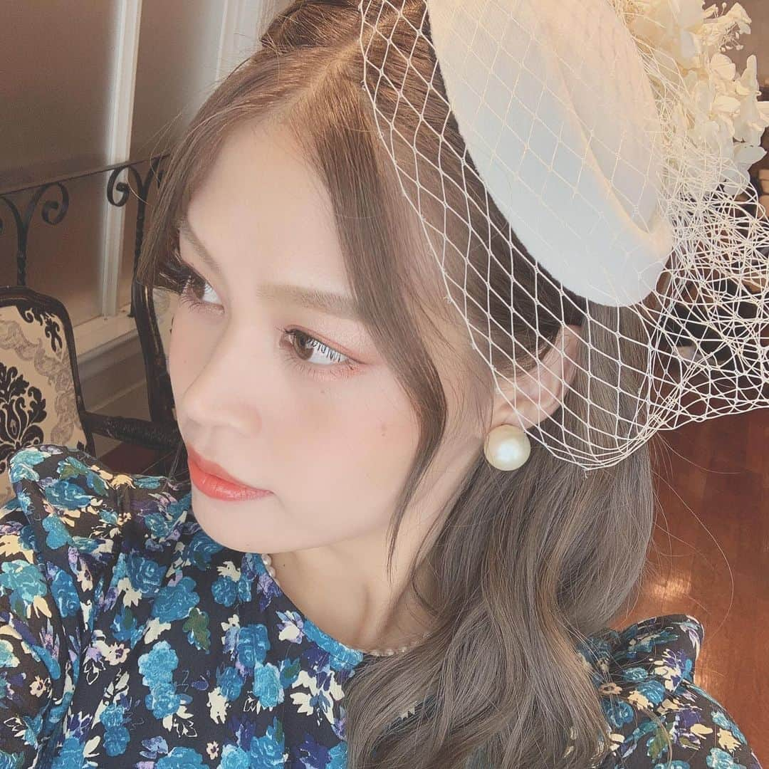 吉岡久美子さんのインスタグラム写真 - (吉岡久美子Instagram)「吉岡三姉妹の長女が #令和婚 をして先日 #結婚式 をしました👰💍 、 妹と #お揃い にしたよ！ 、 家族だけの式だったんだけど 本当に幸せが溢れてて、 この家族が世界一大好きだなって実感しました。 いっぱい笑って、感動して泣けて 最高の時間を過ごしました。 、 一つ上のお姉ちゃんとは 昔から双子と思われてたくらい ずっと一緒で特に大きな喧嘩もしたことなく 親友のような存在です。☺️ 、 ずっと私の活動も応援してくれてて 待ち受けもつぼみ大革命だったり、 テレビやSNSは必ずチェックしてくれてます😭✨ 式でも入場に「パッパラPARTY」がかかったり 「あなたに決めました」がかかったり、 ほんとびっくりしました😂💞 、 ありがとうお姉ちゃん☺️ これからも変わらずよろしくね！ 幸せいっぱいの家族を作ってね！ 大好きー！！！！ 、 、 #ブライズメイドドレス  #ブライズメイド  #ウエディングドレス  #ウエディング #ウエディングヘア  #ウエディングフォト  #家族婚 #家族挙式  #姉妹 #三姉妹 #トーク帽 、 #つぼみ大革命  #吉本 #よしもと  #アイドル  #instagood #いいね  #フォロー #ふぉろーみー  #フォローミー #フォロー希望」10月29日 21時17分 - kuunyaaan