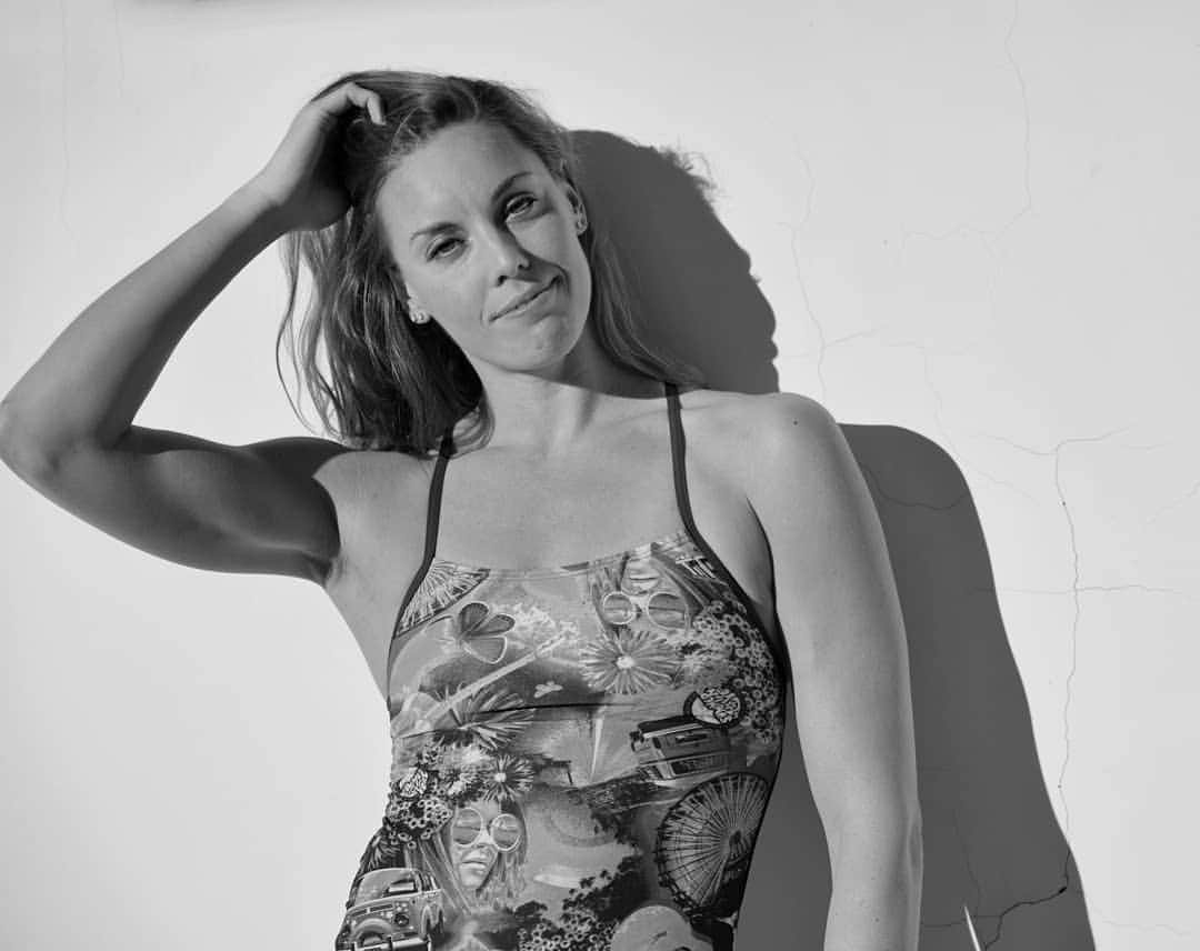 フェムケ・ヘームスケルクのインスタグラム：「'When you're grateful for what you have instead of being upset on what you deserve life gets really good' 🖤 . . Saw this quote yesterday on @kelly_weekers account and I totally agree. So I thought I share it with you all 🤗 . . #TuesdayMotivation #QuoteOfTheDay 📸 : @toddrphoto & @rachelaka」