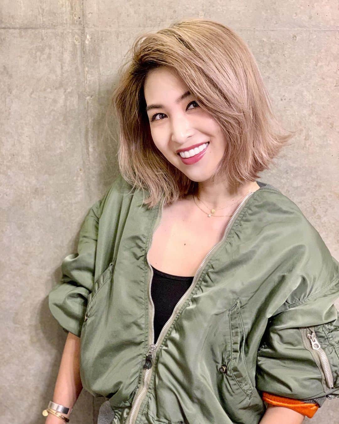 のインスタグラム：「@blair_salon 2回目のハイフ💆‍♀️ スキンケアのような気軽さでたるみを改善してくれるので最近1番のお気に入り😌 輪郭がシュッとしたら髪の毛短くしたいなって思ってたから念願叶って散髪👩🏼 今回は年齢の出やすい首もしっかりやってもらいました🙏 ハイフ後にコラーゲンのパックをしてもらえるんだけど肌がつやつや✨ #クボリサカラー #クボリサカット #hairstyle #shorthair #hifu #hifutreatment #ハイフ #beauty #beautysalons #skincare」