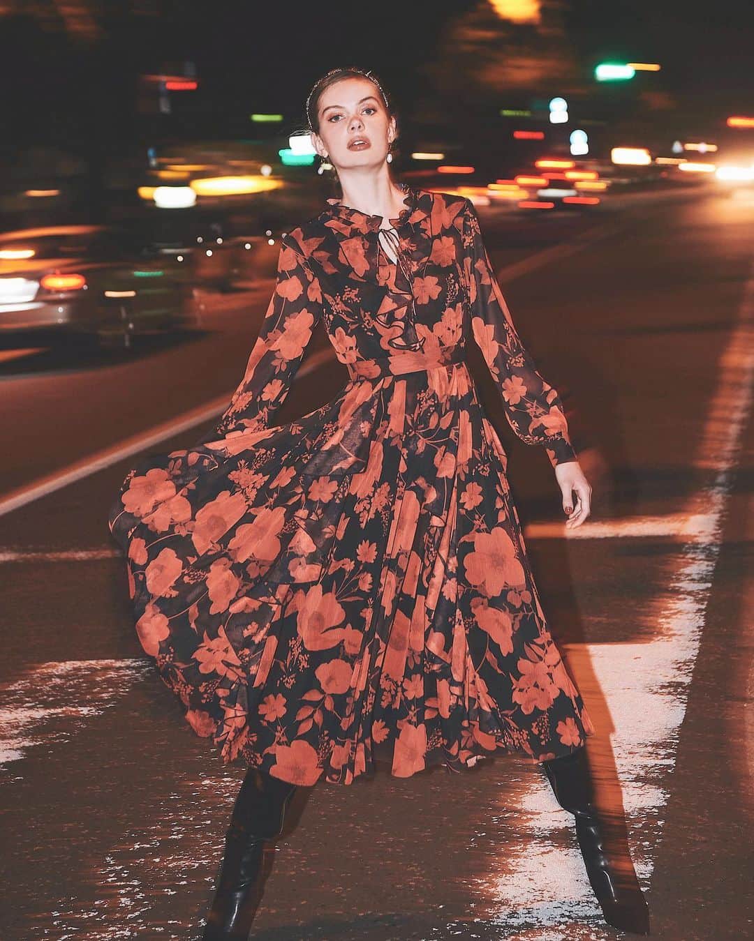 のインスタグラム：「. 【Coming soon】 ✔︎Julia flowerフリルロングワンピース . AWトーンのカラーでまとめたeimy istoire オリジナルのjulia flower柄が存在感を放つ一着。 フリルの部分使いでエレガンスさをプラス。 . . #eimy #eimyistoire #autumn #winter #2019aw #instafashion #instagood  #fashion #style #eimy_ootd #juliaflower #onepiece」