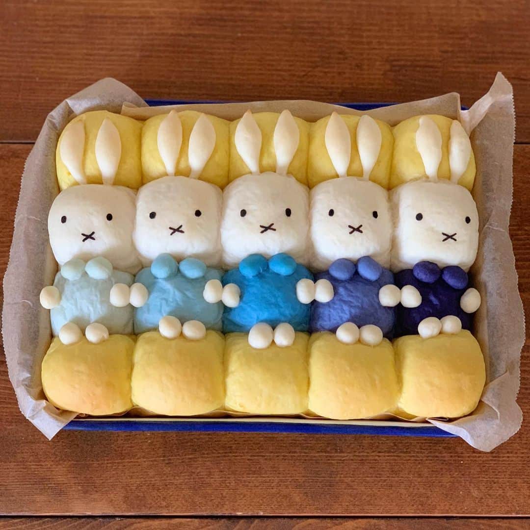 Ranさんのインスタグラム写真 - (RanInstagram)「. . ミッフィー のちぎりパン♡ ブルーのグラデーションのお洋服にしてみました。 左の3つは#リナブルー で色をつけています😉 . . グラデーションの生地作り楽しいー😍 . Miffy 💕 🐰 . . . #bread #kawaii #kawaiifood #kawaiibread #cutefood #miffy #rabbitstagram #rabbits #baker #bakery #kidsfood #🇳🇱#パン #手作りパン #ちぎりパン #スピルリナ #dicライフテック #かぼちゃパン #キャラパン #キャラフード  #うさこちゃん #ミッフィー  #うさぎ #うさこ #パン教室 #konel #青が好きです」10月29日 21時37分 - konel_bread