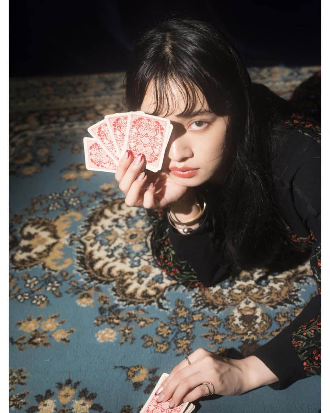 shihori.kathleenのインスタグラム：「. . JOKER 🃏🌫🌹🌛 . . その人の美学は末端にこそ宿るもの。  中でも指先を彩る“ツメ”にこんなにも魅了されるのはなぜだろうADDICTION  の限定コレクション 120 Ruby Bijoux🍷& 125 Christmas Green🎄🎅🏻 ✔︎してみてください .」
