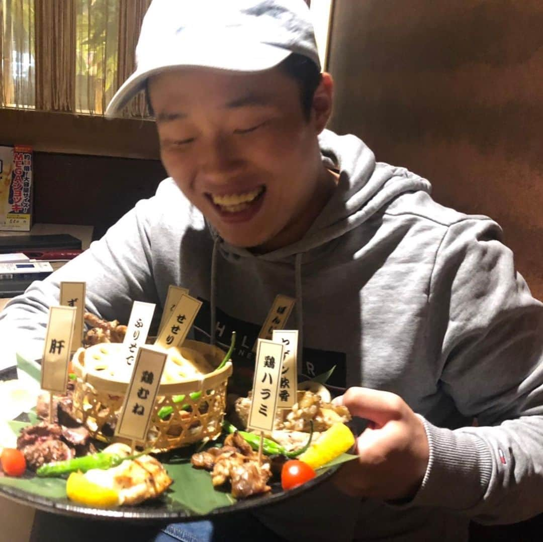 鶏っくHEPナビオのインスタグラム：「今日も🍢そう^_^🙌😂笑笑😂  おでん君が食べにきてくれました〜^_^  笑笑😂笑笑😂笑笑😂  ありがとうー😊  #チョアチキン#パネチキン#チーズタッカルビ#唐揚げ#チキン南蛮#肉#鶏肉#手羽先#夏#韓国料理#鶏っく#梅田#居酒屋#焼き鳥#ビール#飲み会#大阪#大阪グルメ#大阪観光#浦和レッズ#ガンバ大阪」