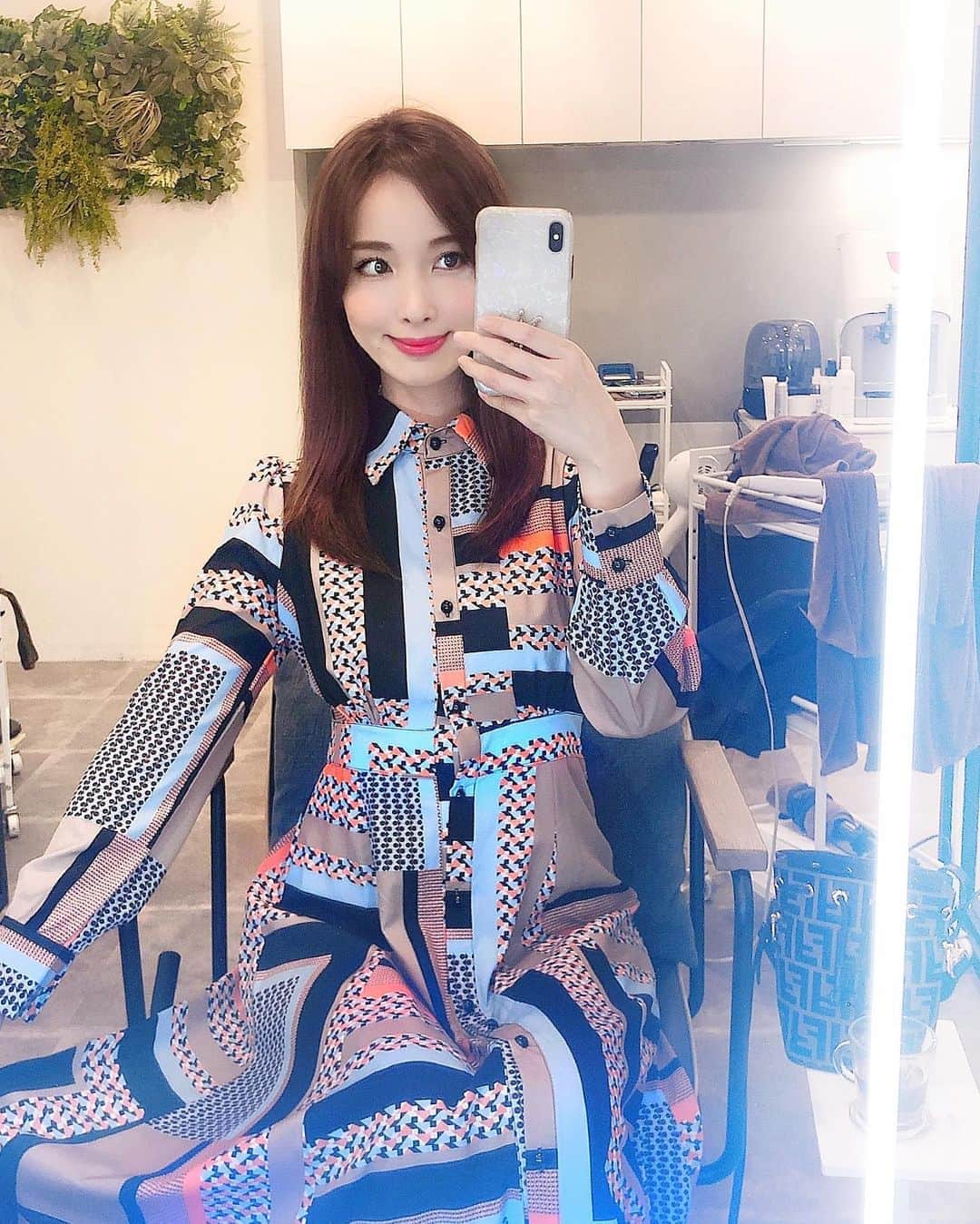 のインスタグラム：「アールサロン @rrsalon_ にて🧡 髪本当にさらさらで幸せ。。。 （詳しくは前の投稿で♫） .  今日はお気に入りのモントレゾールのワンピース着て行きました👗✨ . #rrsalon #アールサロン #美容院 # ヘアケア #トリートメント #ケイ素 #ケイ素トリートメント #crystalsilica #クリスタルシリカ　#montresor #モントレゾール」