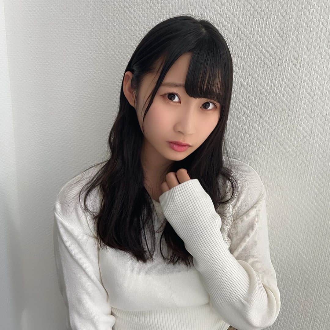 松本愛花のインスタグラム：「👩🏻‍🦰 髪の毛切ったら 雰囲気変わるよね🥳 もっと切りたいよーーーー！  #セミロング #ロングヘア」