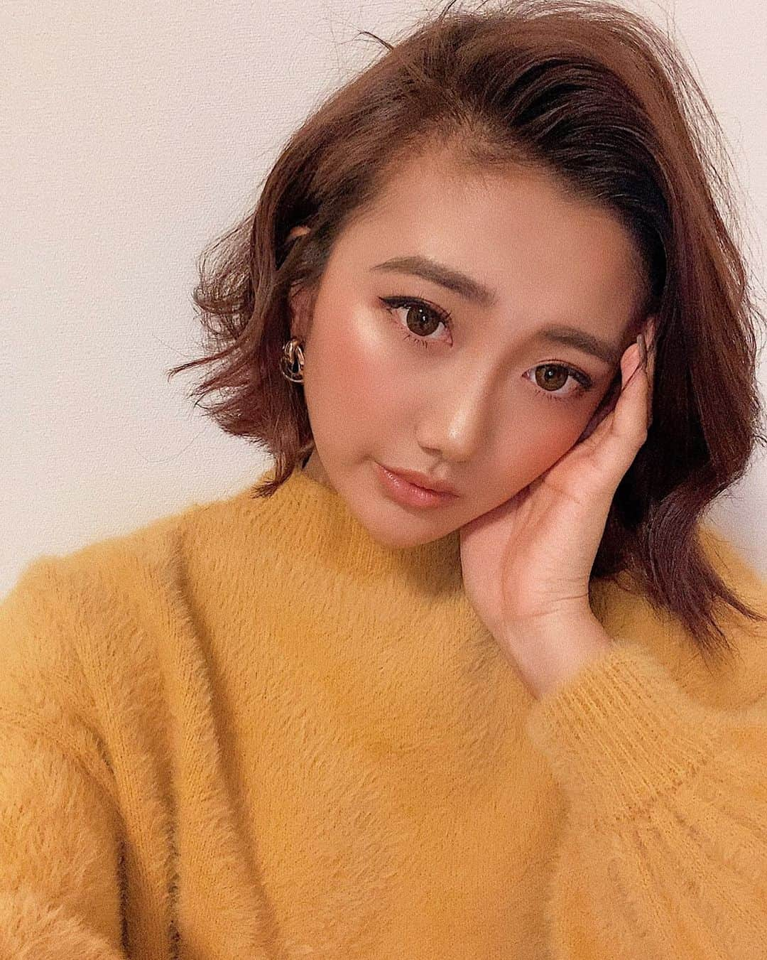 又来綾さんのインスタグラム写真 - (又来綾Instagram)「22歳になった今でもふっさふさな産毛ちゃん👶🏻笑 メイクさん、美容師さん、友達に絶対撫でられるわたしの産毛ちゃんです笑 . . . #stellaviana #fashion #outfit #ootd #make #motd #makeup #love #girl #happy #instagood #instadaily #instafashion #pic #秋コーデ #大人カジュアル #シンプルコーデ  #大人ファッション #キレイめコーデ #カラーニット」10月29日 21時44分 - matarai_aya