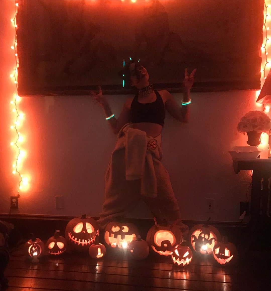 ヴァネッサ・ハジェンズさんのインスタグラム写真 - (ヴァネッサ・ハジェンズInstagram)「Happy halloweeeeen🎃🎃🎃 sorry broke the theme but this is just too good」10月29日 12時48分 - vanessahudgens