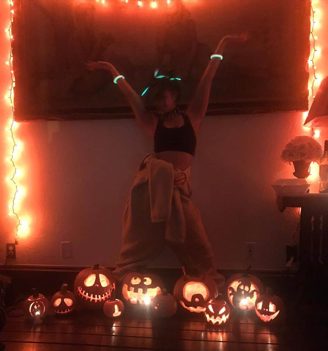 ヴァネッサ・ハジェンズさんのインスタグラム写真 - (ヴァネッサ・ハジェンズInstagram)「Happy halloweeeeen🎃🎃🎃 sorry broke the theme but this is just too good」10月29日 12時48分 - vanessahudgens