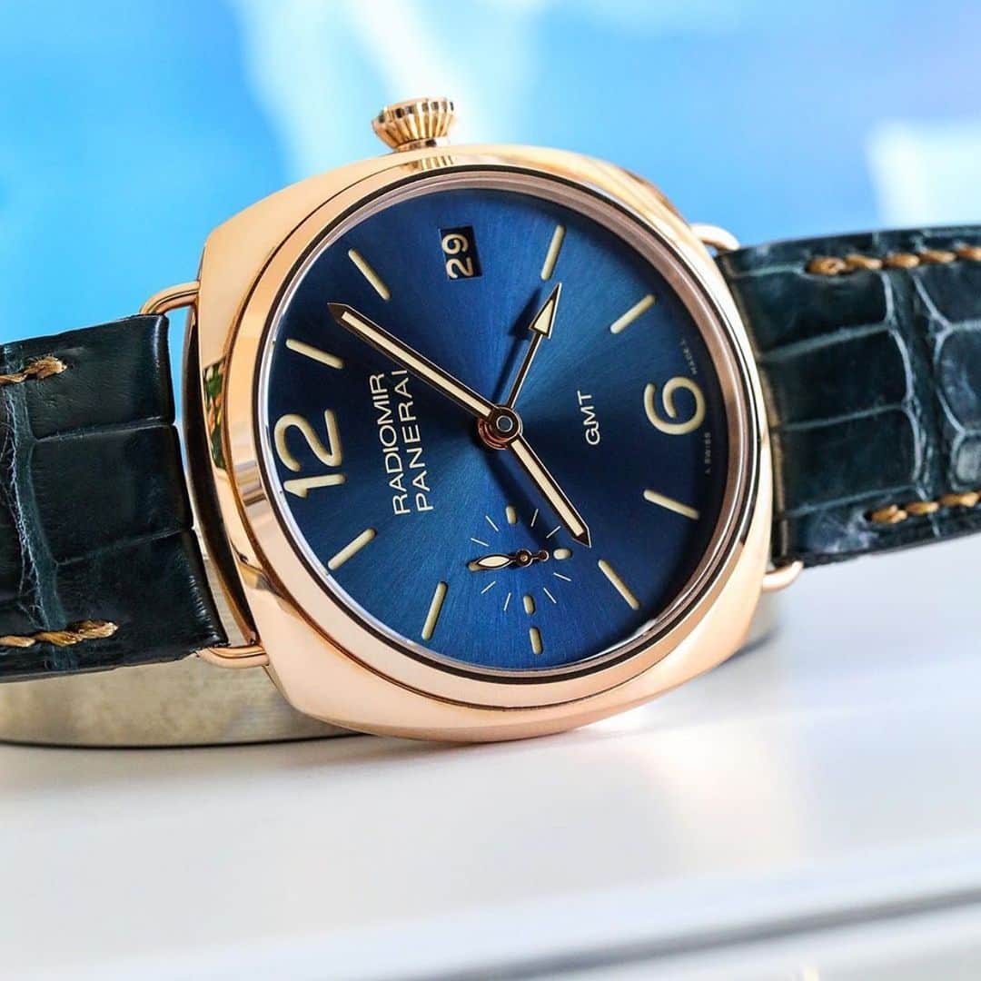 パネライのインスタグラム：「Very few combos are better than the red gold and blue dial combo on a #Panerai. Pic by @watchstylo #paneraicentral」