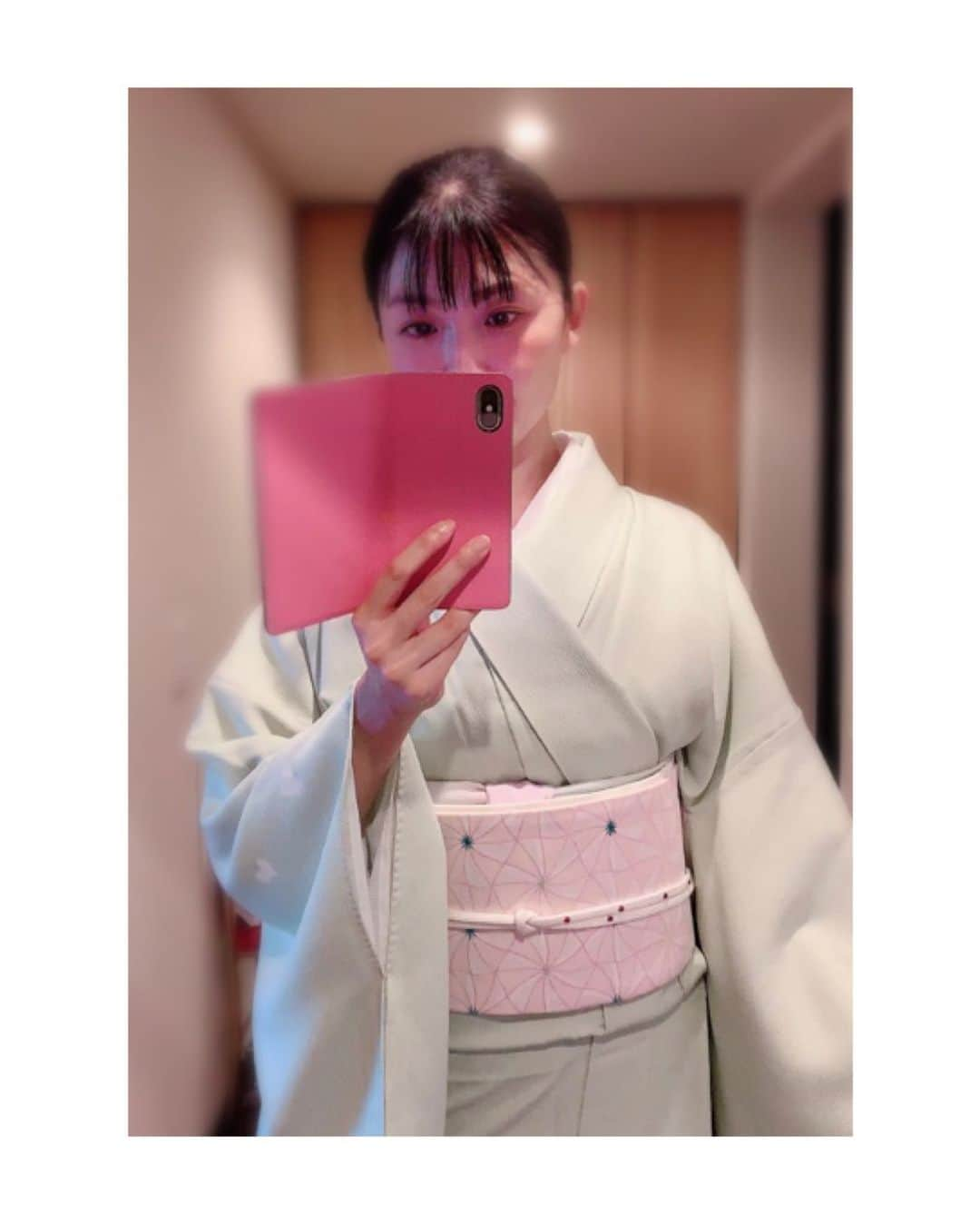 川村亜紀さんのインスタグラム写真 - (川村亜紀Instagram)「先日、お稽古へ👘 柔らかいトーンでまとめて、長吉呉服店さんで見つけた帯締めをポイントに。  #お着物 や #花街 #歌舞伎 など #日本の伝統 が長く守られ受け継がれますように。 #kimono #kimonocordinate #japanesekimono #japanesetradition #beautifultradition #lovekimono  #instakimono  #お着物 #お着物コーディネイト #日本の伝統 #守るべきもの #夏のお着物  #帯とお着物 #帯締めと帯揚げ #お草履とバッグ #帯留め #組み合わせが楽しい  #単衣 #単衣小紋 #京都一加 さん#長吉呉服店 さん #亜紀の和装記録」10月29日 12時51分 - _aki1015_