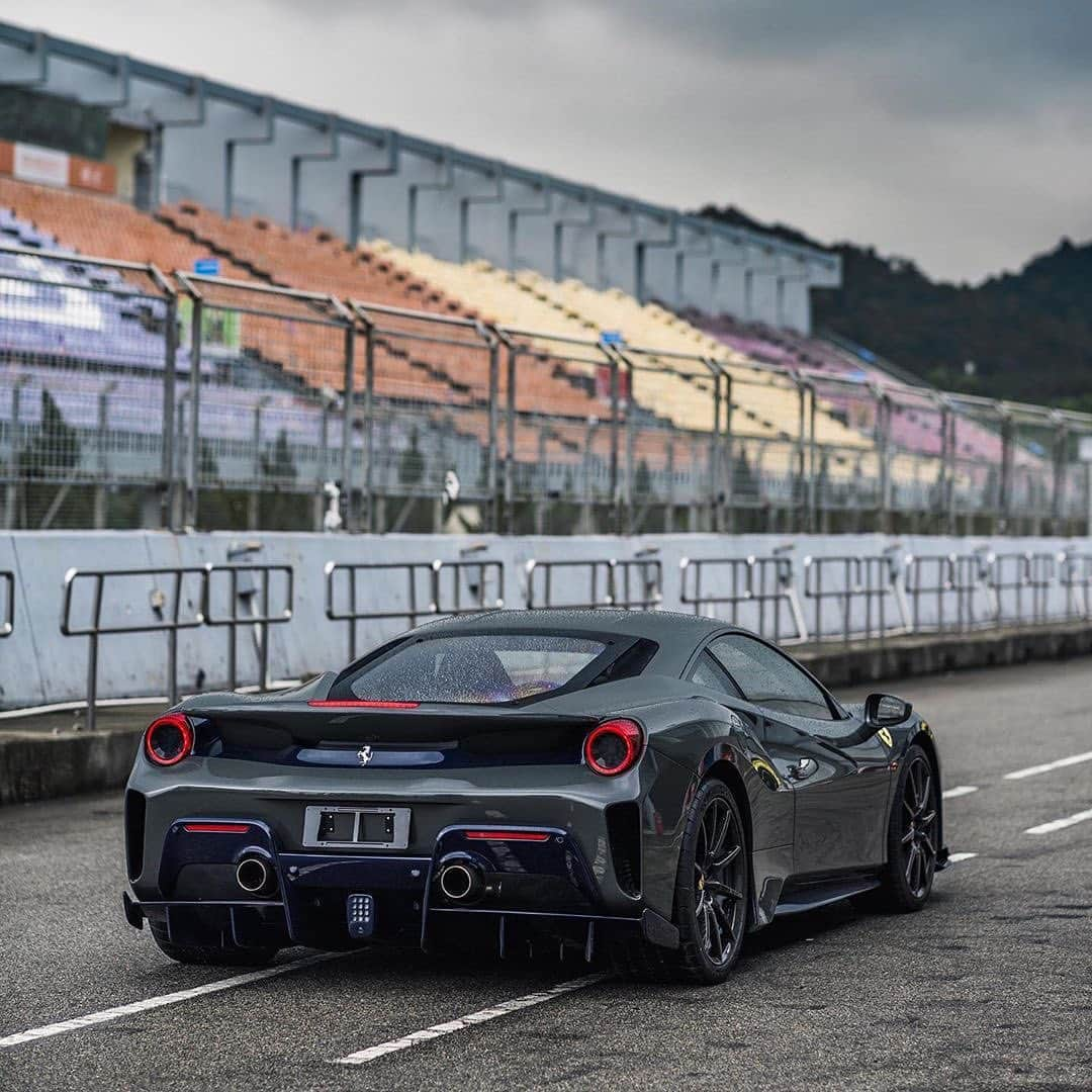 CARLiFESTYLEさんのインスタグラム写真 - (CARLiFESTYLEInstagram)「Ferrari 488 Pista. 👍🏼or👎🏼? Photo by @qiuyangphoto #carlifestyle #488pista」10月29日 13時02分 - carlifestyle