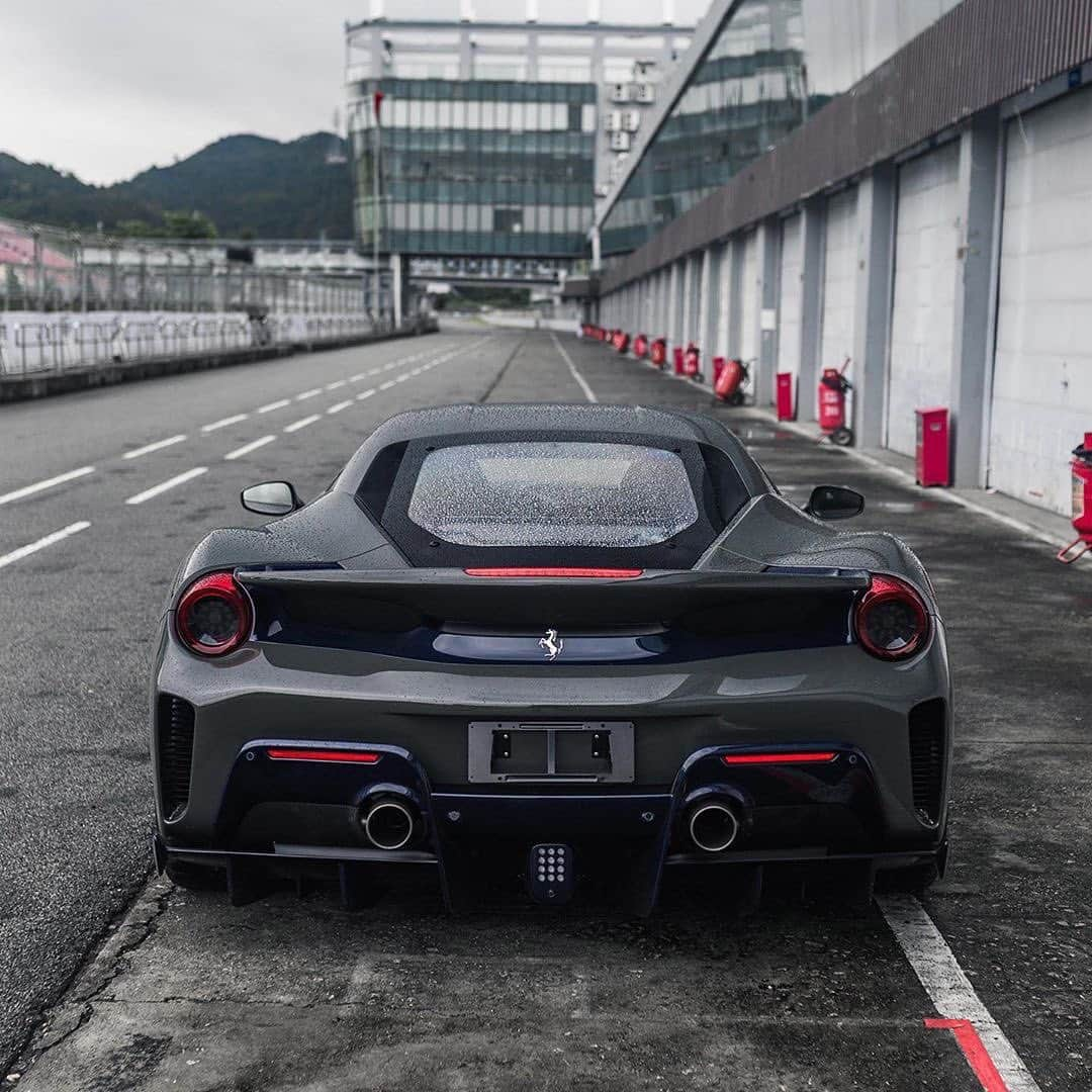 CARLiFESTYLEさんのインスタグラム写真 - (CARLiFESTYLEInstagram)「Ferrari 488 Pista. 👍🏼or👎🏼? Photo by @qiuyangphoto #carlifestyle #488pista」10月29日 13時02分 - carlifestyle