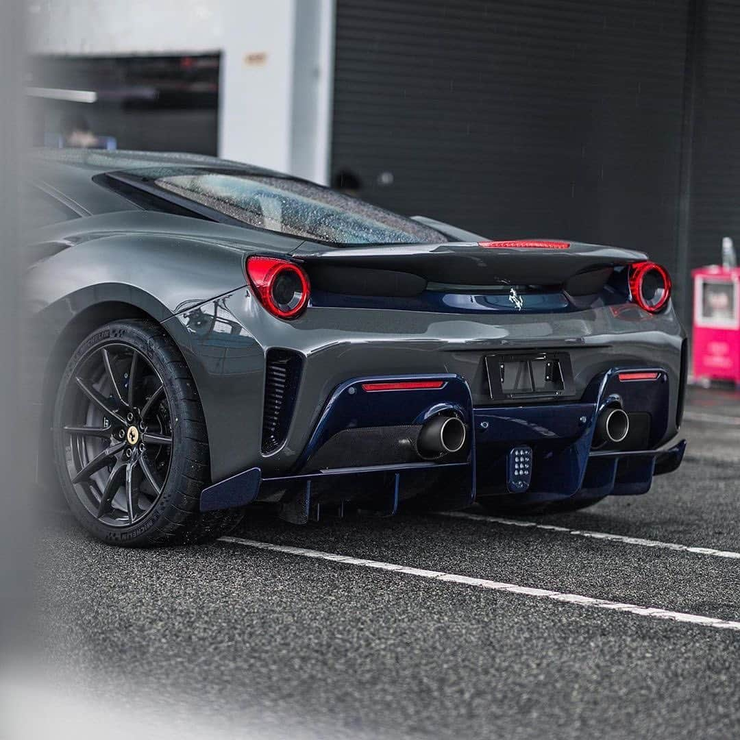 CARLiFESTYLEさんのインスタグラム写真 - (CARLiFESTYLEInstagram)「Ferrari 488 Pista. 👍🏼or👎🏼? Photo by @qiuyangphoto #carlifestyle #488pista」10月29日 13時02分 - carlifestyle