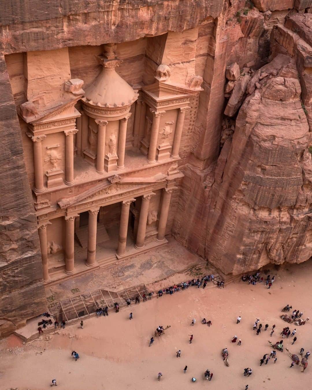 National Geographic Travelさんのインスタグラム写真 - (National Geographic TravelInstagram)「Photo by Muhammed Muheisen @mmuheisen | Al Khazneh (Arabic for “the treasury”) is one of many facades carved into the mountains of the ancient city of Petra in Jordan. For more photos and videos from different parts of the world, follow me @mmuheisen and @mmuheisenpublic. #muhammedmuheisen #jordan」10月29日 13時09分 - natgeotravel