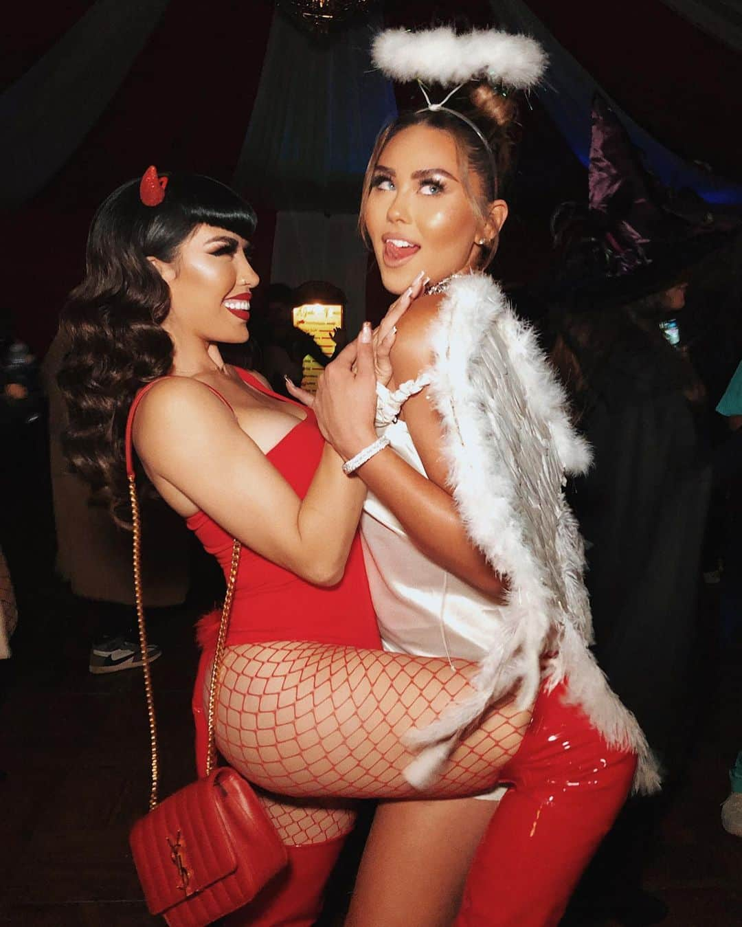 iluvsarahiiさんのインスタグラム写真 - (iluvsarahiiInstagram)「She doesn’t look like the good girl here @roxettearisa 🤣 which are you? 👼🏻😈」10月29日 13時10分 - iluvsarahii