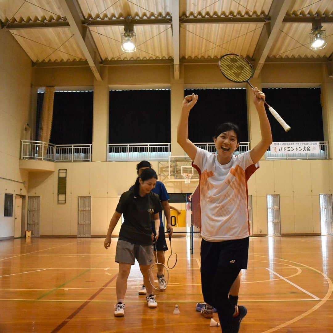 潮田玲子さんのインスタグラム写真 - (潮田玲子Instagram)「小笠原諸島より24時間船に揺られ、 昨日無事に帰ってきました🛳😊🙌 滞在はたった2日間でしたが濃密な時間で載せたい写真もたくさん😍 ゆっくり更新していくので気長にお付き合いください🤗 まずはやはりバド大会の様子を。 みんなの笑顔がはじけてました🤣🙌 私もなんて楽しそうなんだ笑笑😁  #小笠原諸島 #バドミントン交流大会 #フジシオペア #チームJAPANDA #ハイタッチたくさん #応援も団結してました #最高の時間 #山口美咲ちゃんは #応援団長でムードメーカー」10月29日 13時10分 - reikoshiota_official