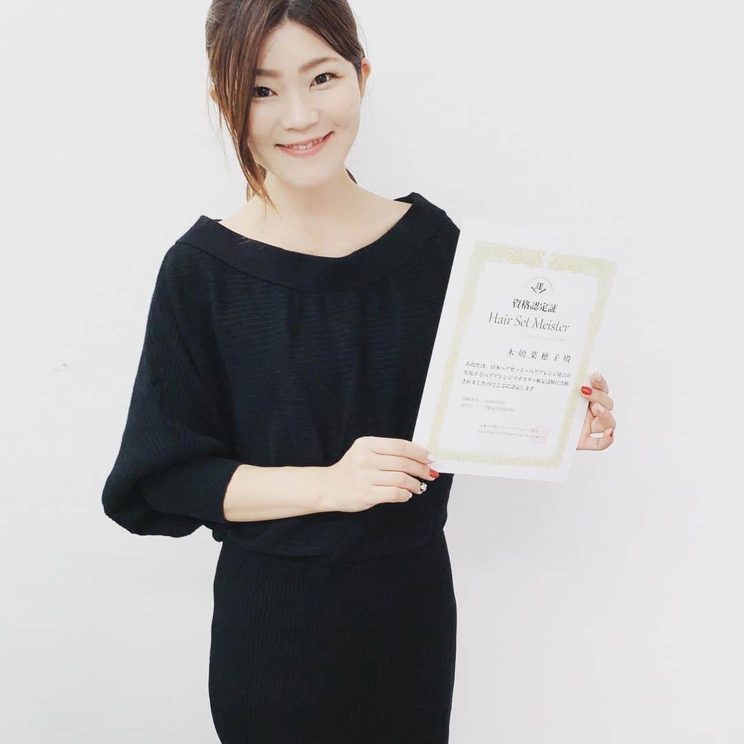 木嶋菜穂子のインスタグラム：「.﻿ ヘアセットマイスターになったよ♡﻿ ﻿ ﻿ ブランドプロデュースのお仕事で﻿ 名刺や﻿ ホームページデザインに関連して﻿ ﻿ プロフィール撮影を﻿ させていただくこともあり﻿ ﻿ ささっとオシャレな﻿ ヘアアレンジができたらいいなと﻿ ずっと思っていたのです。﻿ ﻿ ﻿ ﻿ 今回、﻿ #日本ヘアセットスクール 様に﻿ お声かけいただき、﻿ ﻿ 一日でマスターできる﻿ #ヘアセット資格  ヘアセットマイスターを学びに 行ってまいりました♡﻿ ﻿ ﻿ 先生に教わりながら﻿ サクサク練習して﻿ ﻿ 3枚目！アレンジ完成で﻿ ヘアセットマイスター資格を﻿ 無事授与いただきましたー^ ^﻿ ﻿ ﻿ ﻿ 編み込みもコツがわかって﻿ 多分上手に早くなったかも！﻿ ﻿ 毎朝こどもの髪を結ぶので﻿ 練習しよ♡﻿ . #ヘアセットマイスター  #心斎橋　#大阪ヘアセット」