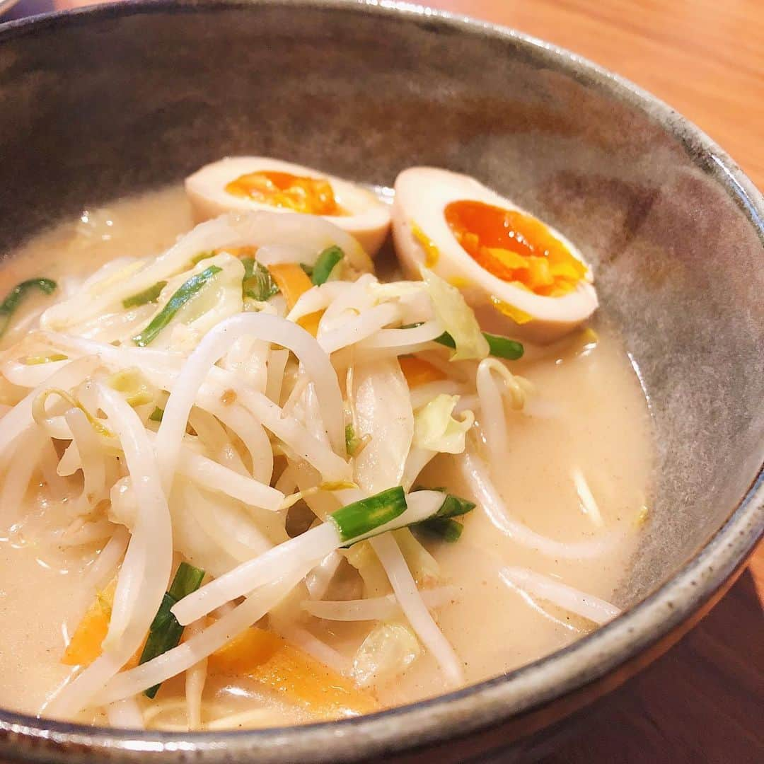 岡部玲子さんのインスタグラム写真 - (岡部玲子Instagram)「本日のお昼はずーっと食べたかったラーメン🍜主人作😁 娘が遊ぼう攻撃で大変だったので、主人が担当してくれました😅感謝🙏 低糖質ラーメン(からだシフトシリーズ)、細麺で本当に美味しい😍 低糖質でこれだけ満足できるって凄い✨  #岡部玲子 #子育て #主婦 #アラフォーママ #タレント #レポーター #2児ママ #キャスター #アナウンサー #フリーアナウンサー #女子アナ #ジュニアアスリートフードマイスター #ラーメン #無性に食べたくなる #低糖質 #ロカボ #男飯 #mama #talent #reporter #japanese #lowcarb #smile #diet #healthy #lowcarbramen #lowcarbnoodles #smilediet」10月29日 13時06分 - reiko_okabe