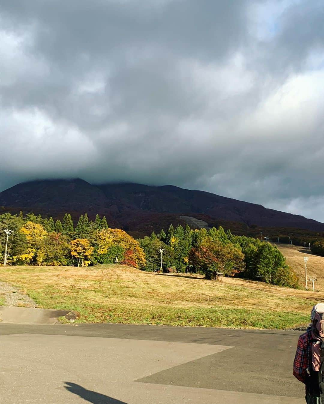 稲葉千秋さんのインスタグラム写真 - (稲葉千秋Instagram)「岩木山登山①  人生で初めての登山に挑戦しました。 今まで1度も山に登ったことがないのに、 青森県の最高峰、岩木山に 百沢登山道から登ると言う無謀な挑戦。 ＊ ＊ ＊ 登山好きの黒木さんを取材したとき、 登ってみたいです！と気軽に言ってしまったものの、 まさかこんなにも早く、一切練習もしないで 実現してしまうとは…笑 楽しみよりも未知の恐怖の方が大きく、 心強い会社の先輩方を巻き込んでしまいました！笑 ＊ ＊ ＊ 朝4時起きで5時に青森市を出発し、 弘前メンバーと待ち合わせ。 7時頃から登り始めました。 ＊ ＊ ＊ 登りは紅葉がとても綺麗で、 きのこもたくさん生えていて 山の自然を楽しむことができました😊✨ ただ、途中からどんどん岩が多くなっていき… ＊ 続きは次の投稿で♪  #岩木山登山  #初挑戦 #初登山  #未知の世界 #怖いもの知らず #無謀な挑戦 #紅葉 #百沢登山道 #きのこたくさん」10月29日 13時07分 - chakey_15