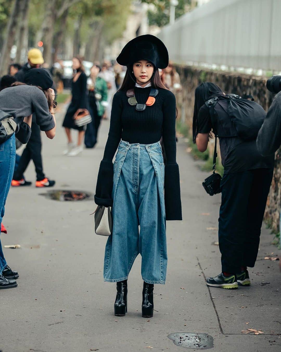 가로수길 , Seoulのインスタグラム：「PFW Street Fashion Style 📸📸 @jaylim1 🔥 로에베 쇼장에서 기은세님 사진부터 ~」