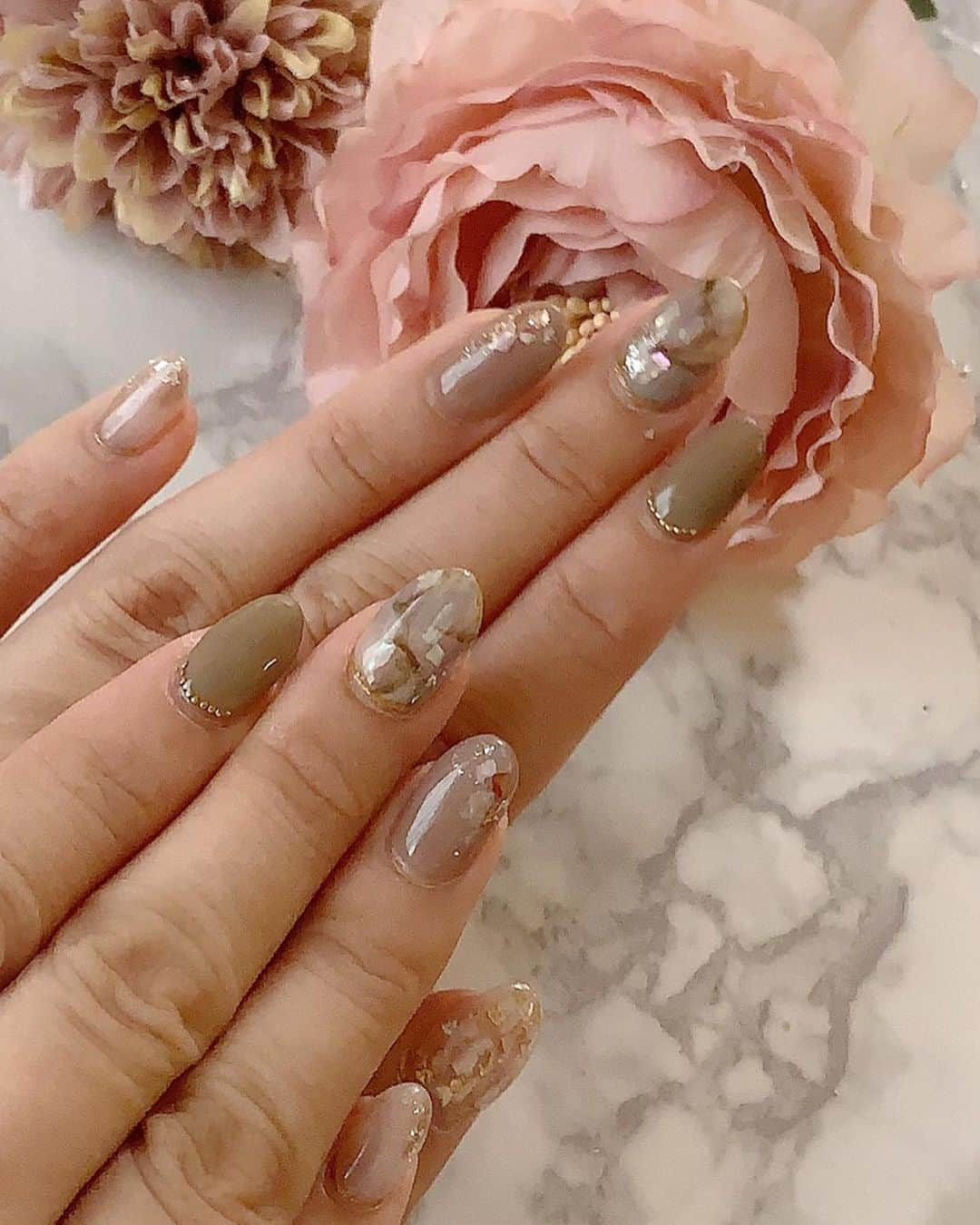 板橋瑠美さんのインスタグラム写真 - (板橋瑠美Instagram)「New Nail♡﻿ ﻿ ﻿ 今回も超お気に入り💜﻿ ﻿ 冬らしいくすみカラーと、﻿ 大理石も秋カラーで少し渋めに^ ^﻿ ﻿ 重たすぎず、透明感もありつつ﻿ 秋冬の寂しさもカラーで表現♡﻿ ﻿ いつもありがとうございます😊﻿ @malva_nail ﻿ ﻿ #秋ネイル　#冬ネイル　#ネイル　#くすみカラーネイル　#大人女子ネイル　#秋ネイル2019」10月29日 13時18分 - rumi_official_0616