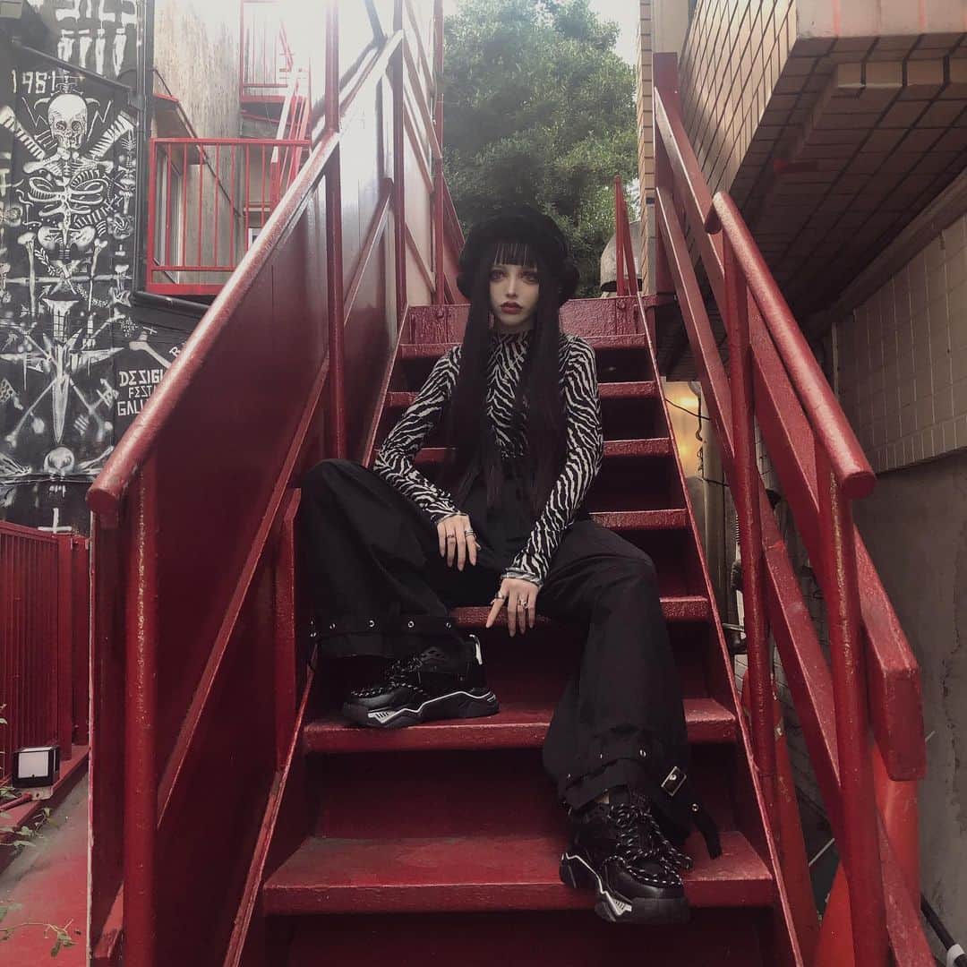 chiiiiiのインスタグラム：「🦓🖤🦓🖤🦓 最近涼しくて好き 👕tops&shose👟from (@beep_ss )」