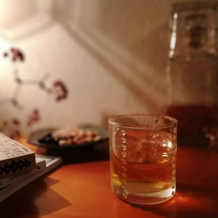 のインスタグラム：「. 今回はスタッフの愛用アイテム「Ｙグラス（柳宗理）」をご紹介します。 . 一日の中で一番ゆっくり自分の時間を過ごす寝る前のひととき。柳宗理のYグラスにウィスキーを淹れて、ロックグラスとして使っています。ついつい飲みすぎてしまって手元がおぼつかなくなっても、この特徴的な突起のおかげですべって落としてしまうこともありません。なによりもこのつぶつぶの触り心地こそが、最高の酒の肴になるのです。 . ▼詳細はプロフィールのリンクからご覧いただけます。 → @freedesign_jp . 【取扱店舗】 #フリーデザインオンラインショップ」