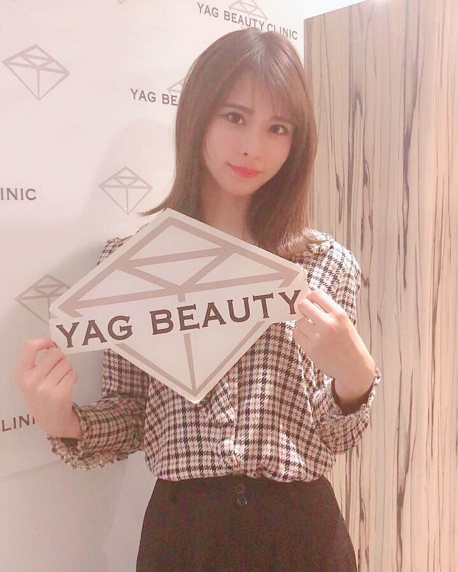 山本成美さんのインスタグラム写真 - (山本成美Instagram)「. YAG BEAUTY CLINICで レーザートーニング✨ 肝斑、シミ、くすみ、毛穴の改善に 効果があって、痛みもほとんどないし 手軽に受けれるレーザーだよ😆 .  渋谷院　YAG BEAUTY CLINIC ☎︎0120915959 . . . パネルの持ち方のクセ笑笑 . . #yagbeauty #yag #beautyclinic #beautystagram #レーザートーニング #rrrマスクパック #美活 #美肌治療 #肌荒れ改善」10月29日 13時31分 - narumi_vivi