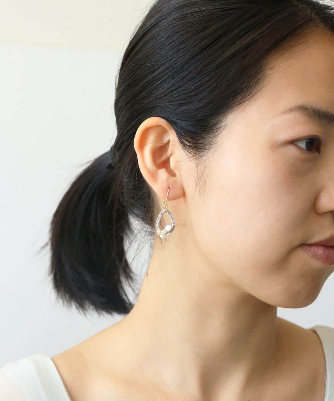 のインスタグラム：「「pinchos」 - Pearl Drop ピアス/イヤリング - . 小さなパールがほどこされた小ぶりのニットピアス。落ち着いたカラーは毎日使いに◎付け心地もとっても軽いんです。 . ◎商品は当店トップページのバナーorプロフィールのURLからどうぞ。 ▶︎ @kozlife_tokyo . #KOZLIFE #japan #instajapan #outfit #fashion #instadaily #instagood #ootd #fashionaddict #instafashion #Jewelry #pinchos #アクセサリー #暮らし #今日のコーデ #ジュエリー #シンプル #ファッション #コーディネート #ハンドメイド #ピアス #イヤリング #ピンチョス #パール #淡水パール」